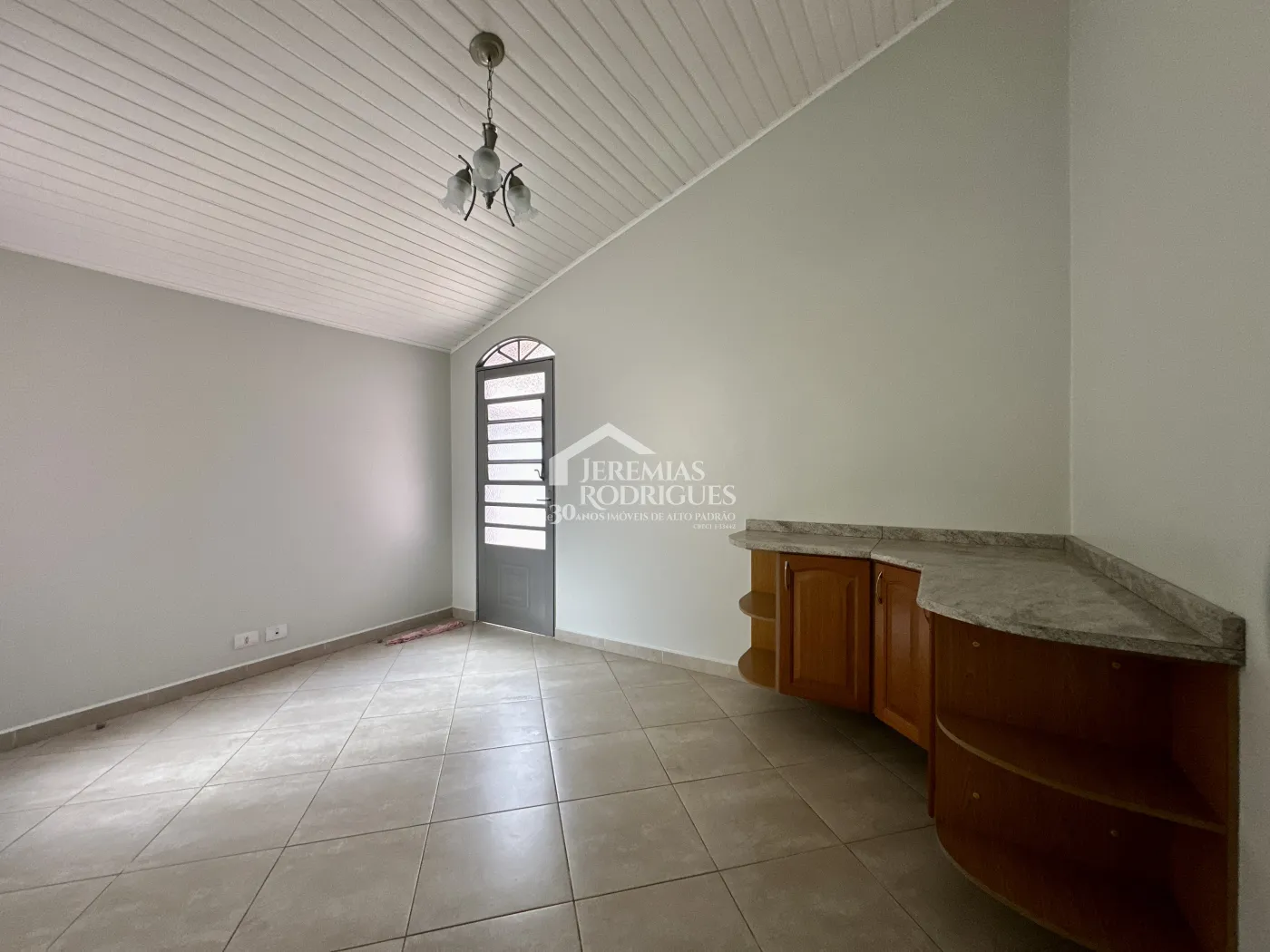 Casa para locação com 3 dormitórios no bairro Jardim Garcez em Taubaté/SP. 