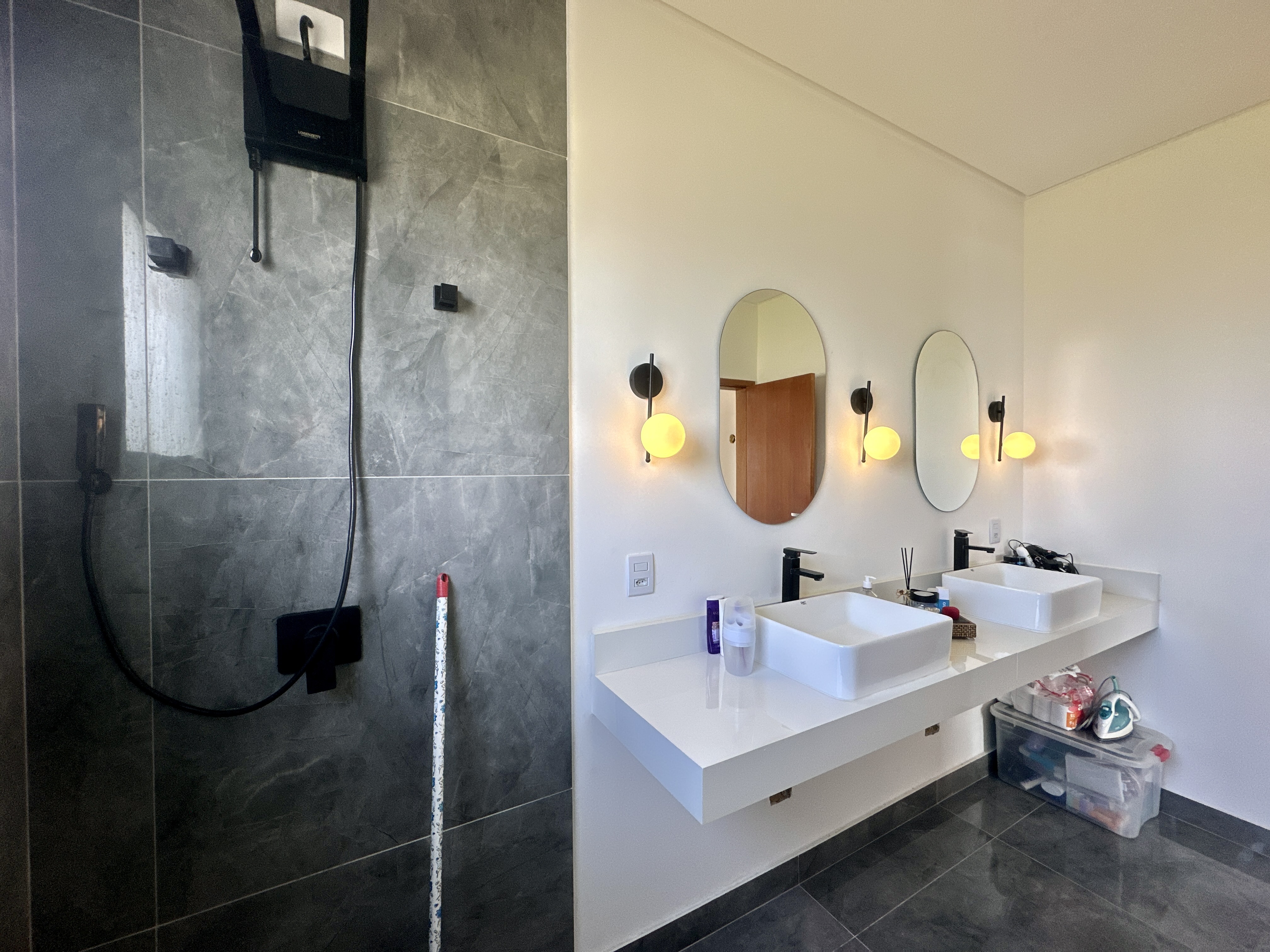 Casa à venda com 4 dormitórios no Condomínio Bella Vitta em Caçapava/SP.