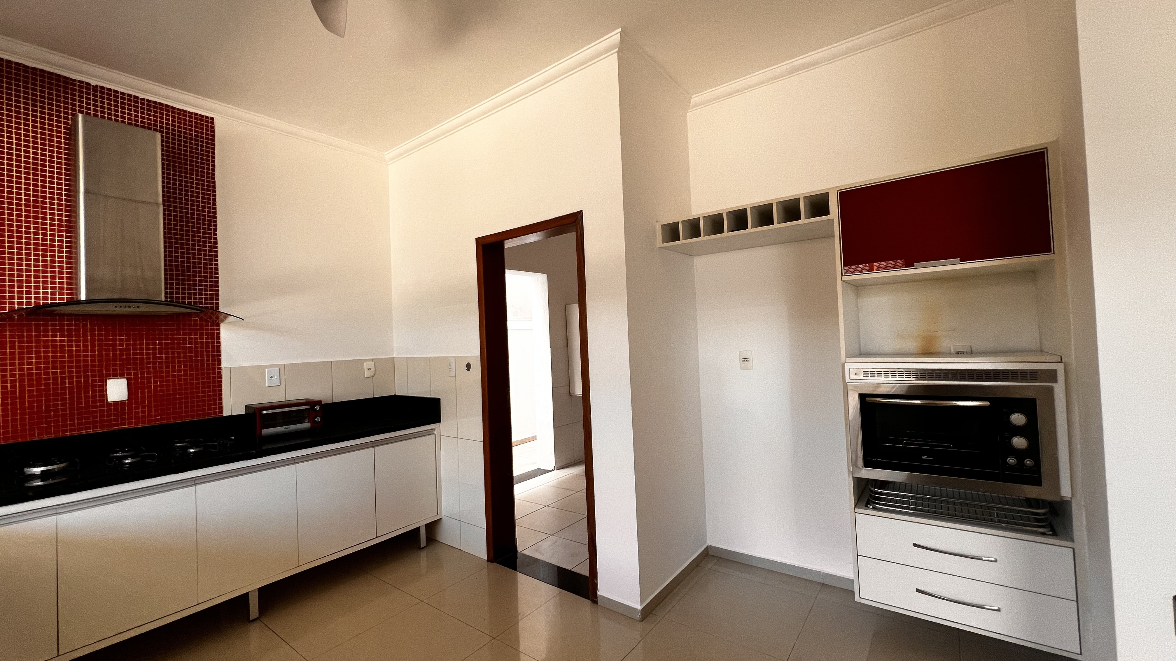 Casa à venda com 4 suítes no Condomínio Campos do Conde II em Tremembé/SP.