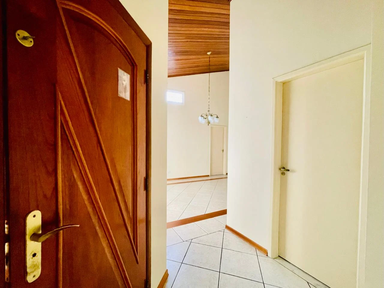 Casa com 3 dormitórios á venda no Condomínio Taubaté Village em Taubaté/SP.