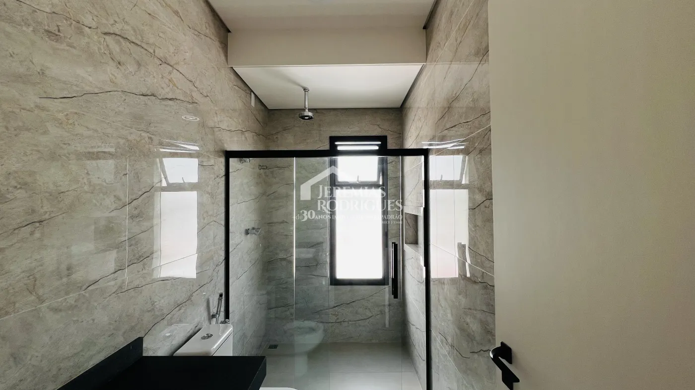 Casa assobradada à venda com 3 suítes no Condomínio e Ouro Ville em Taubaté/SP.