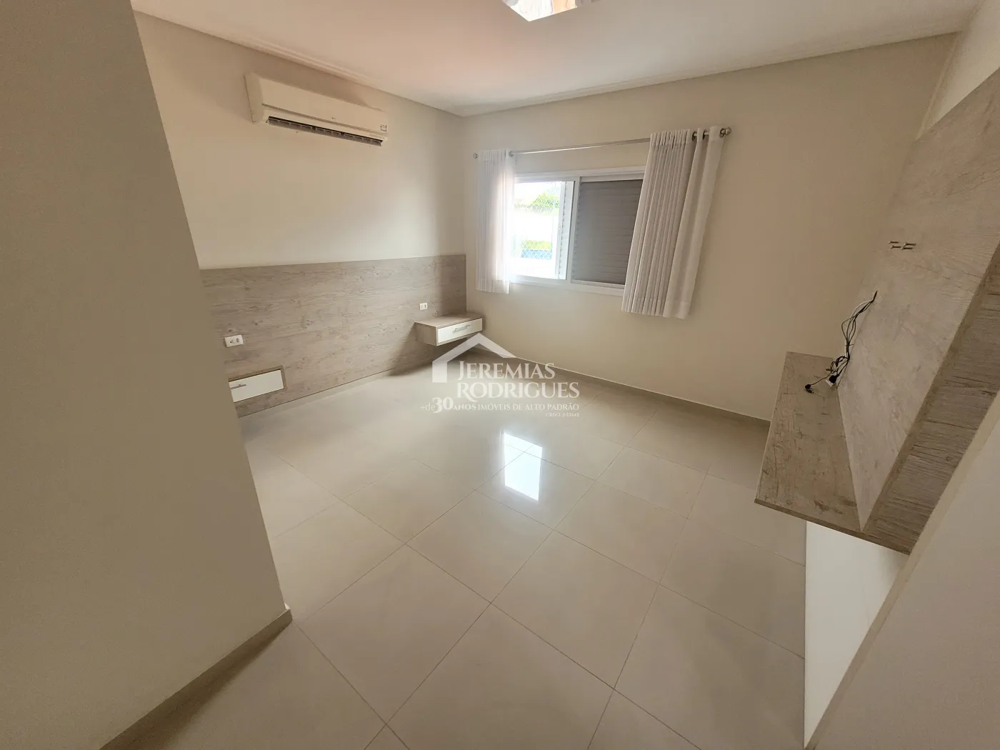 Casa para venda e locação com 3 dormitórios no Condomínio Campos do Conde I em Tremembé/SP