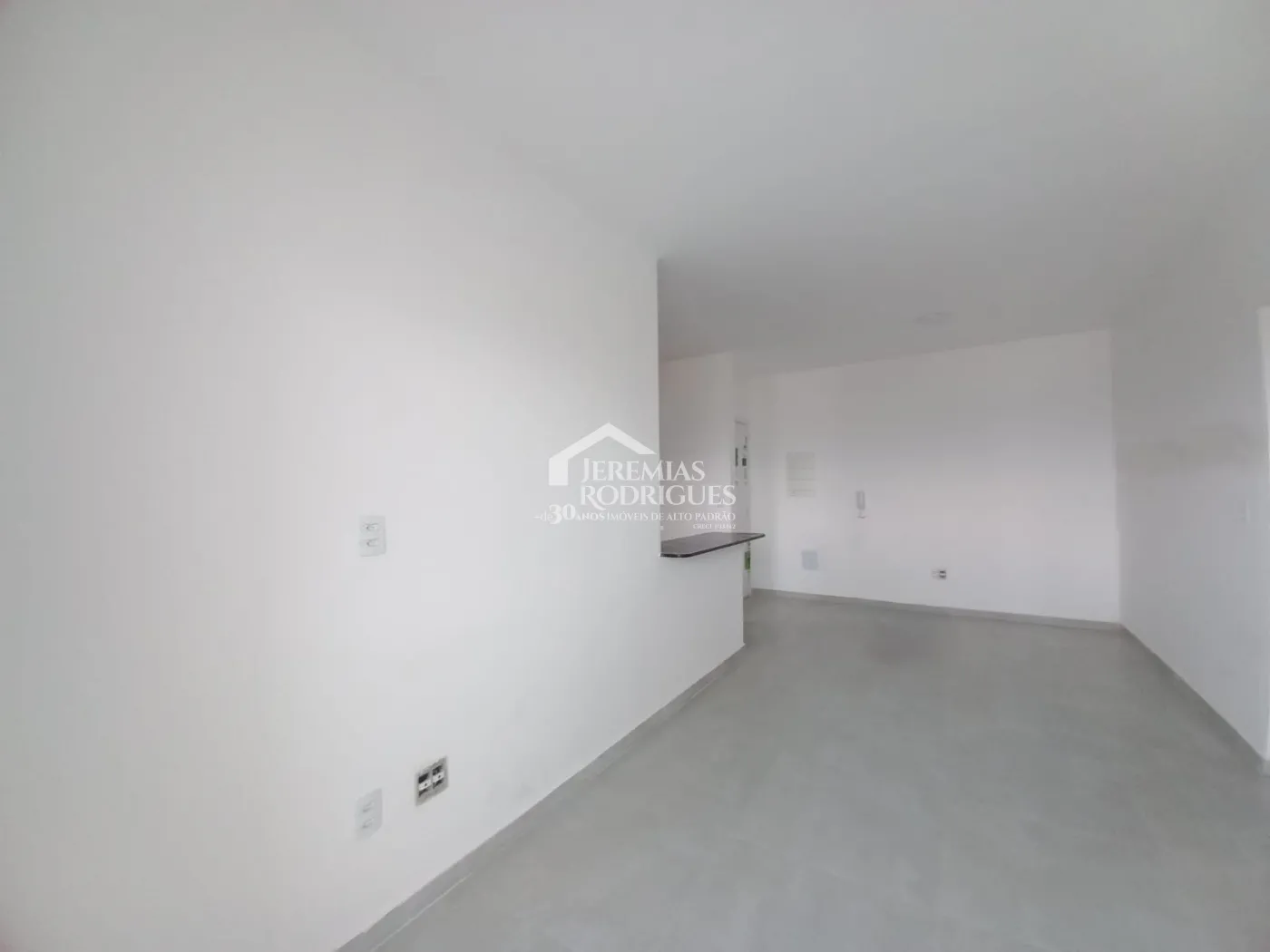 Apartamentos para venda e locação com 2 ou 3 dormitórios, 82 m² no Edifício Santiago em Pindamonhangaba/SP.