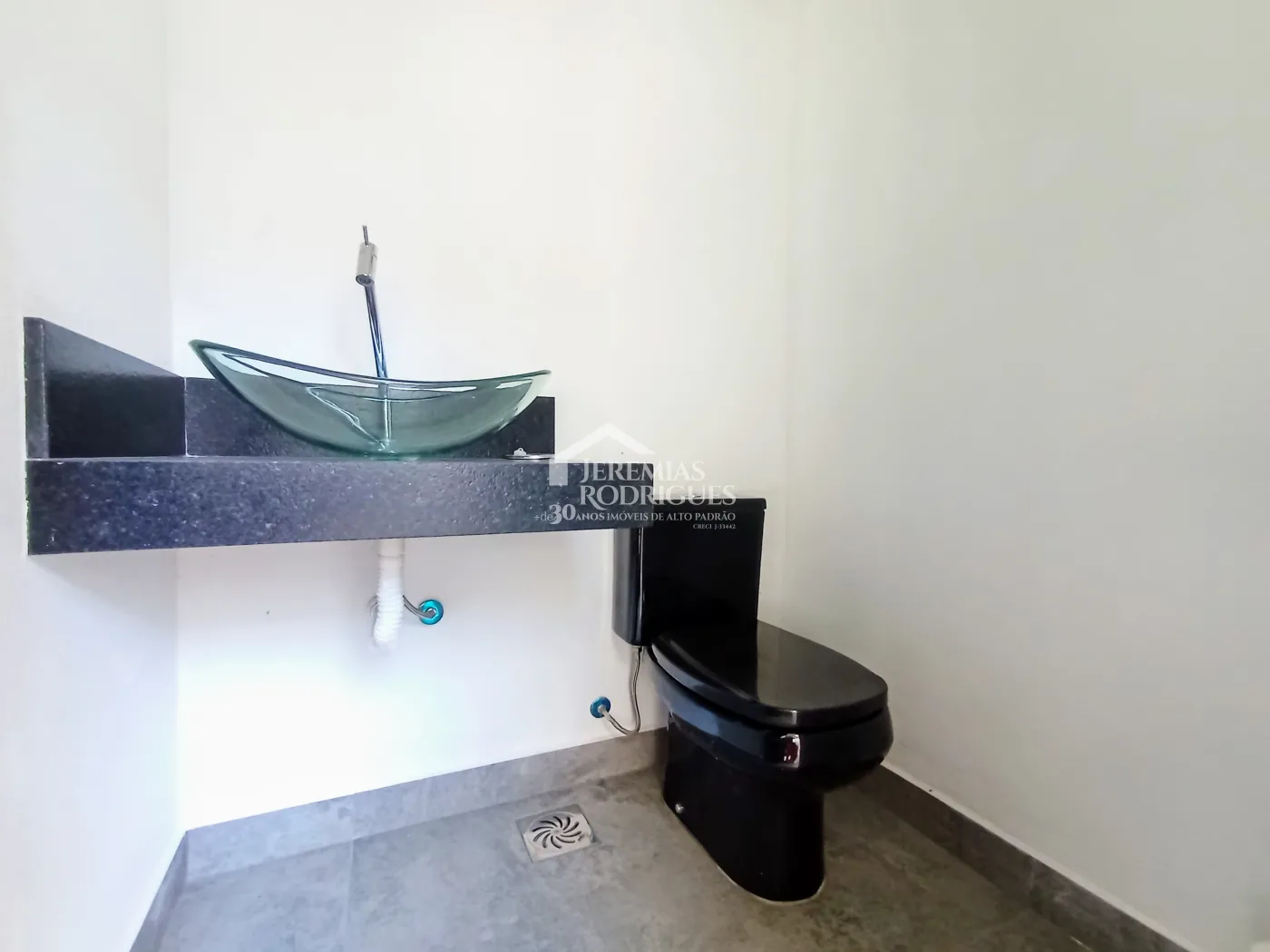 Casa à venda com 3 dormitórios no Condomínio Campos do Conde I em Tremembé/SP.