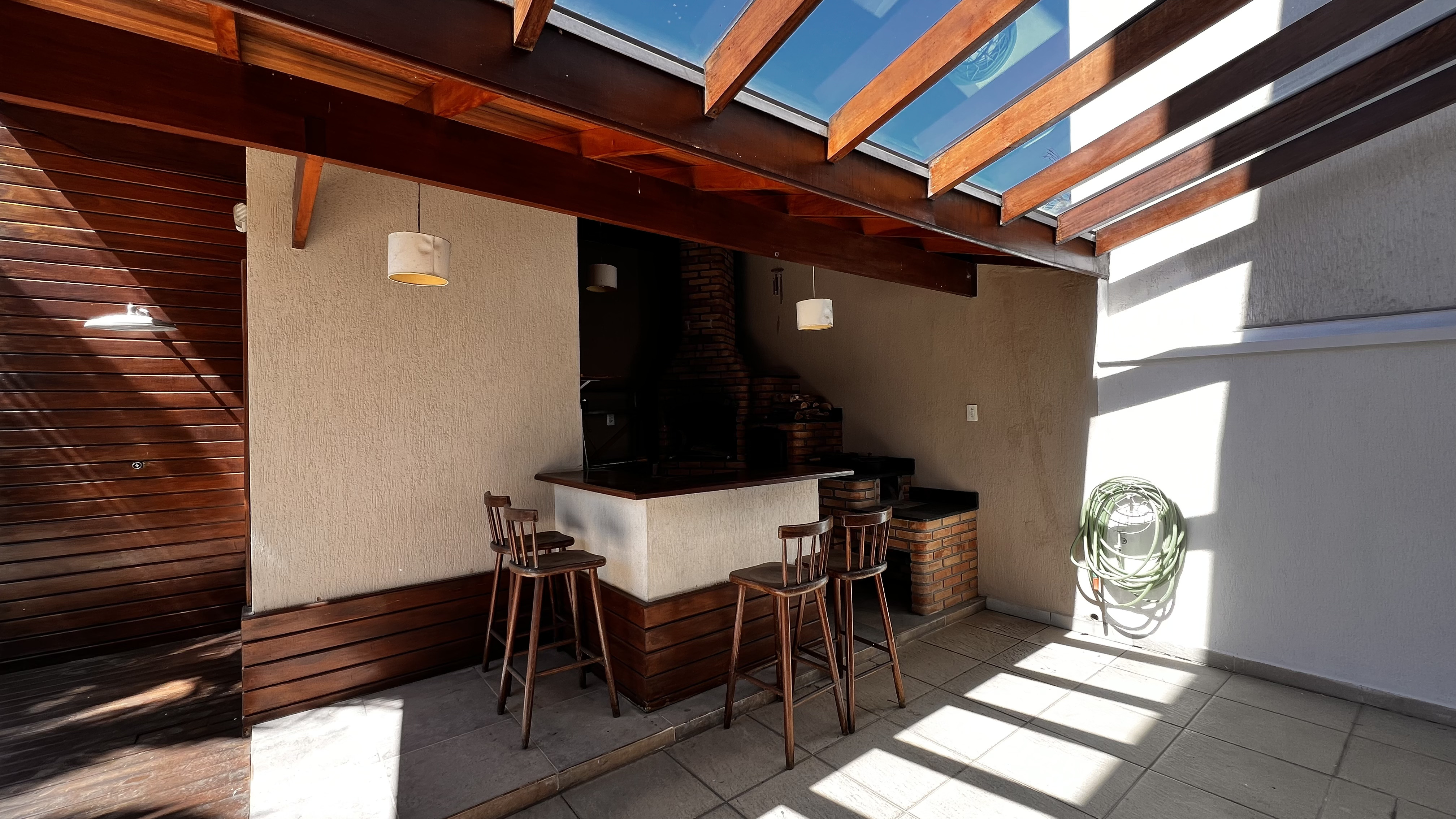 Casa à venda com 4 suítes no Condomínio Campos do Conde II em Tremembé/SP.