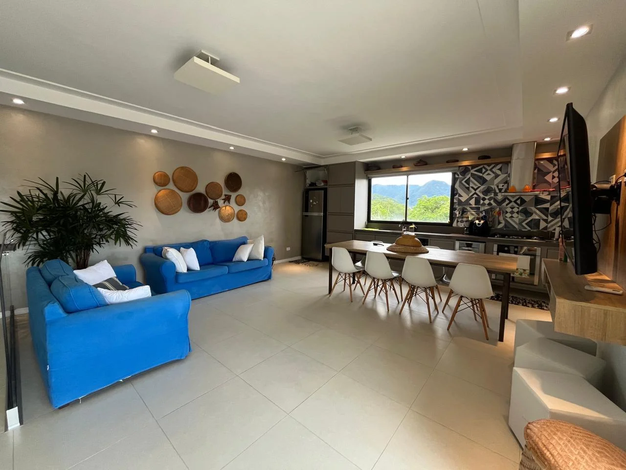 Apartamento à venda com 4 dormitórios, 260 m² no Edifício Recanto dos Nobres em Ubatuba/SP. 