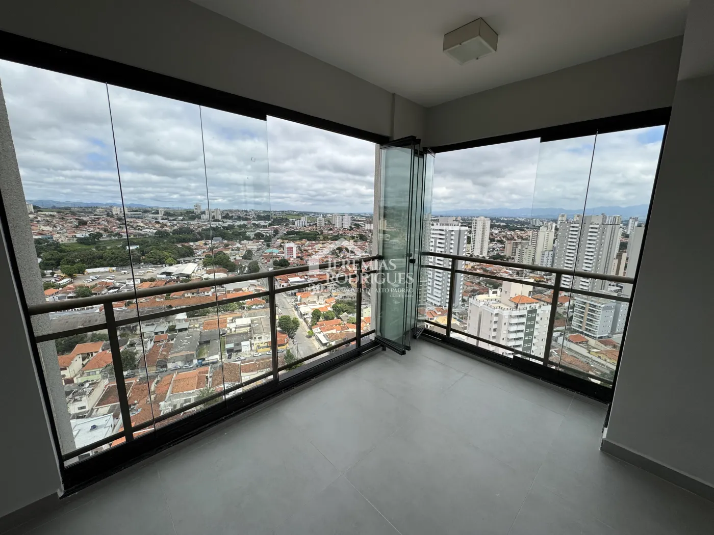 Apartamento à venda com 3 dormitórios, 119 m² no Edifício Jabuticabeiras em Taubaté/SP.