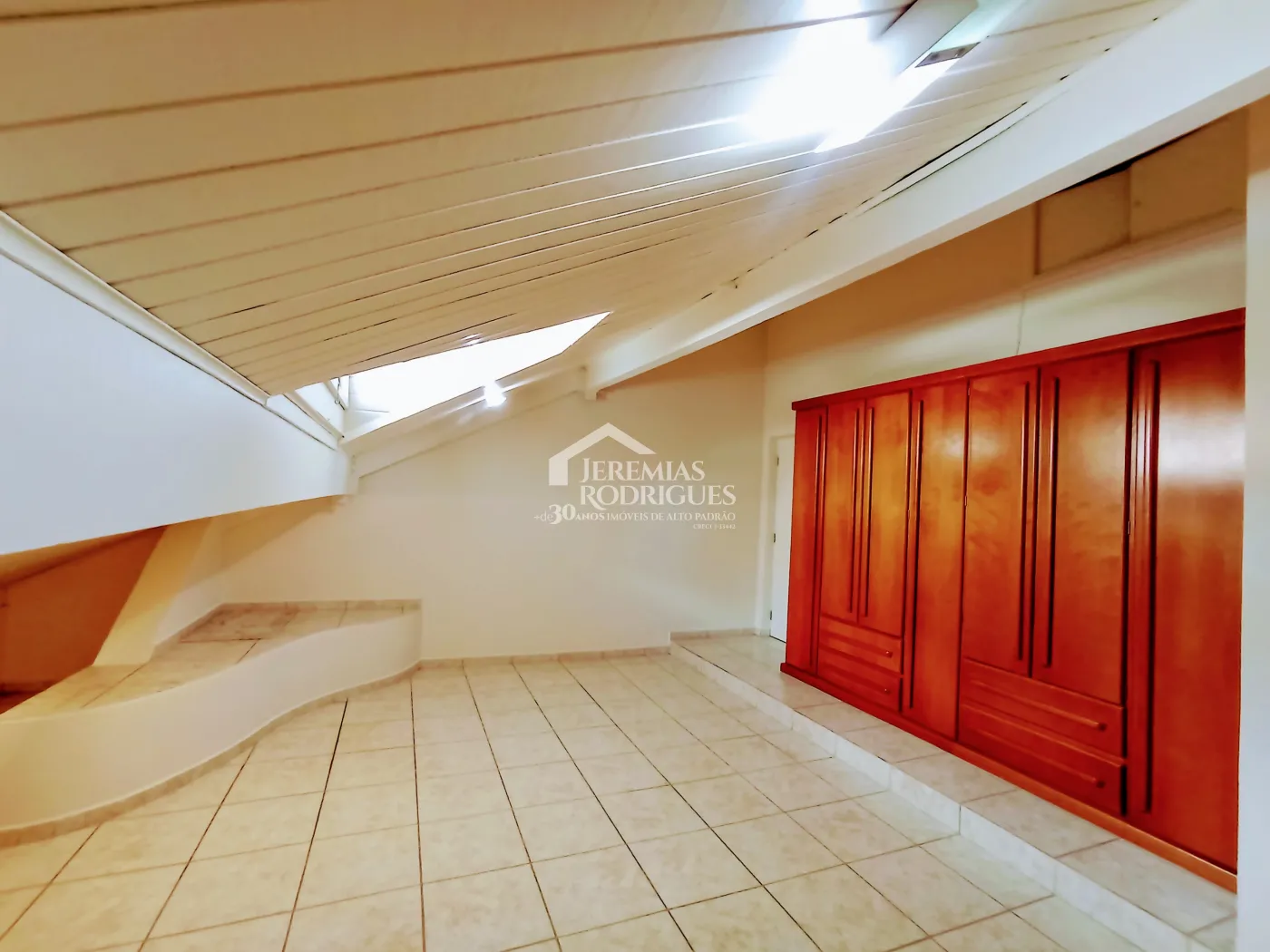 Casa para locação com 4 dormitórios no Condomínio Taubaté Village em Taubaté/SP.