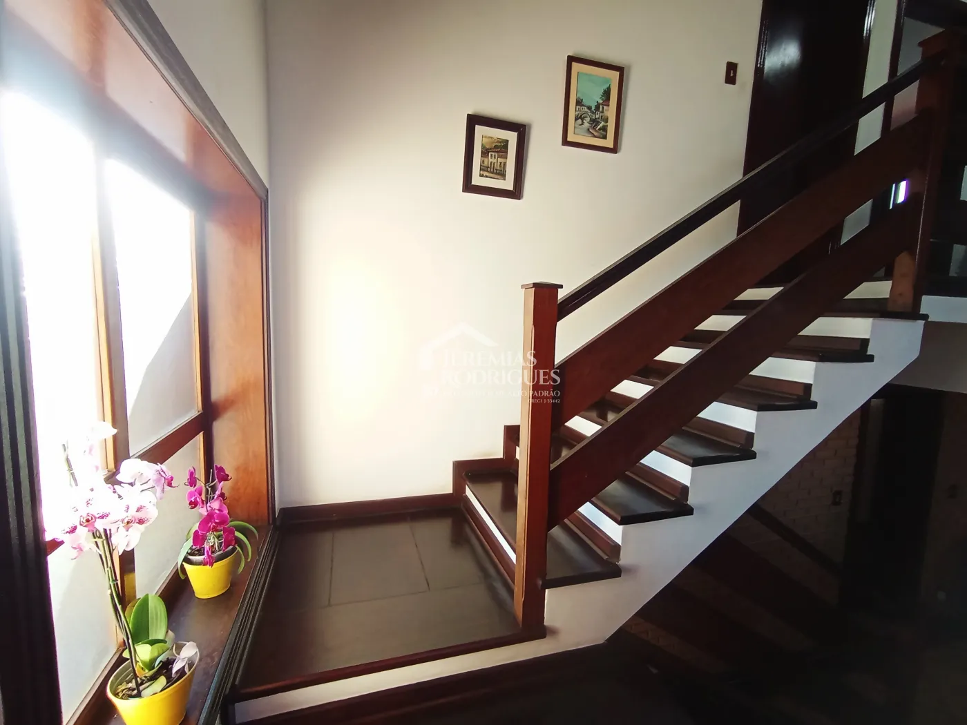 Casa à venda com 4 dormitórios no Condomínio Village Paineiras em Pindamonhangaba/SP.