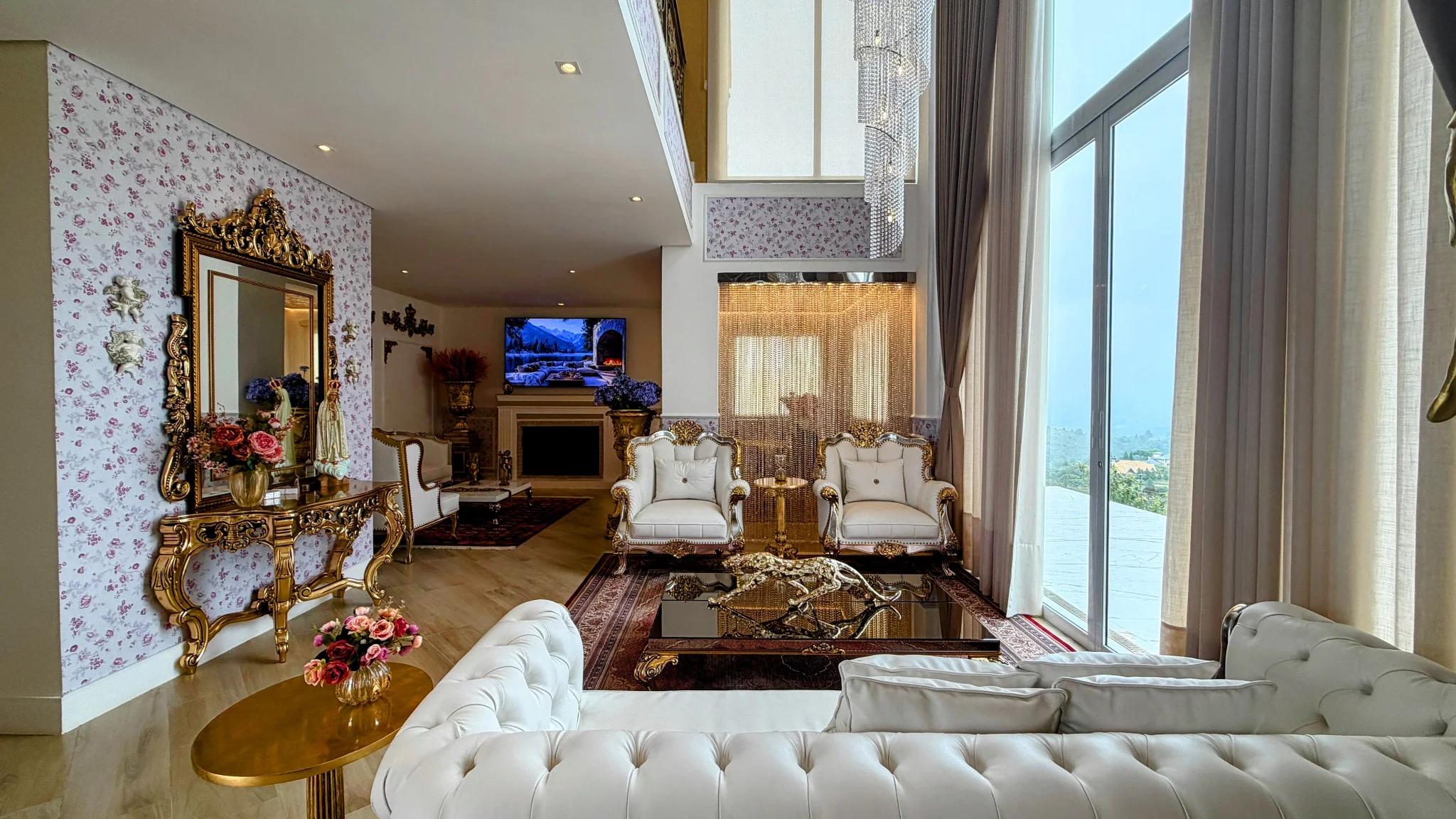 Casa à venda com 4 suítes no  Condomínio Iporanga em Campos do Jordão/SP. 