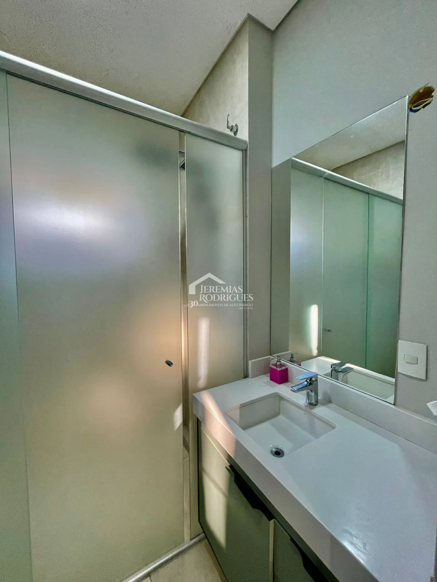 Casa à venda com 3 dormitórios no Condomínio Village da Serra em Tremembé/SP.