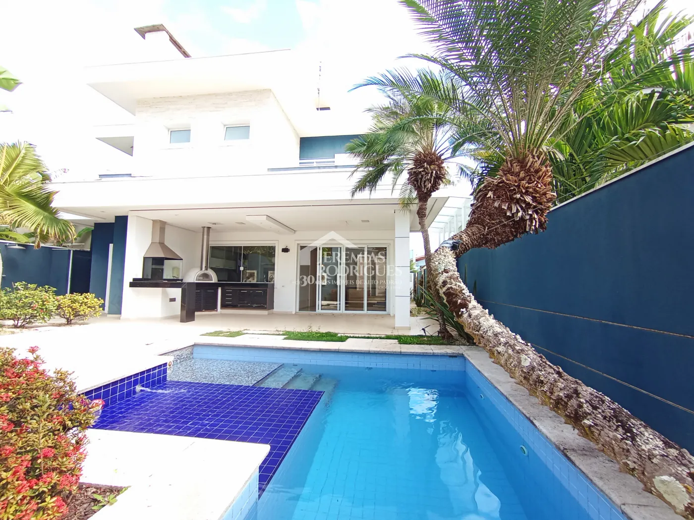 Casa para venda e locação com 4 suítes no Condomínio Taubaté Village em Taubaté/SP.