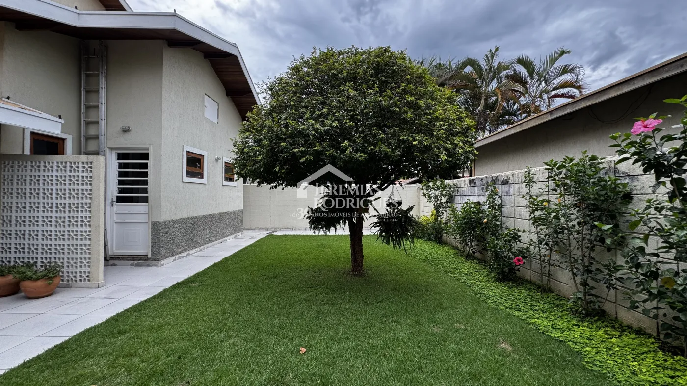 Casa assobradada à venda com 4 dormitórios no Condomínio Jardim das Hortênsias em Taubaté/SP.