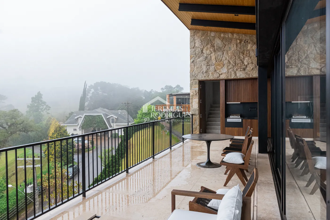 Casa com 5 quartos, 560 m²- Colinas Capivari - Campos do Jordão/SP