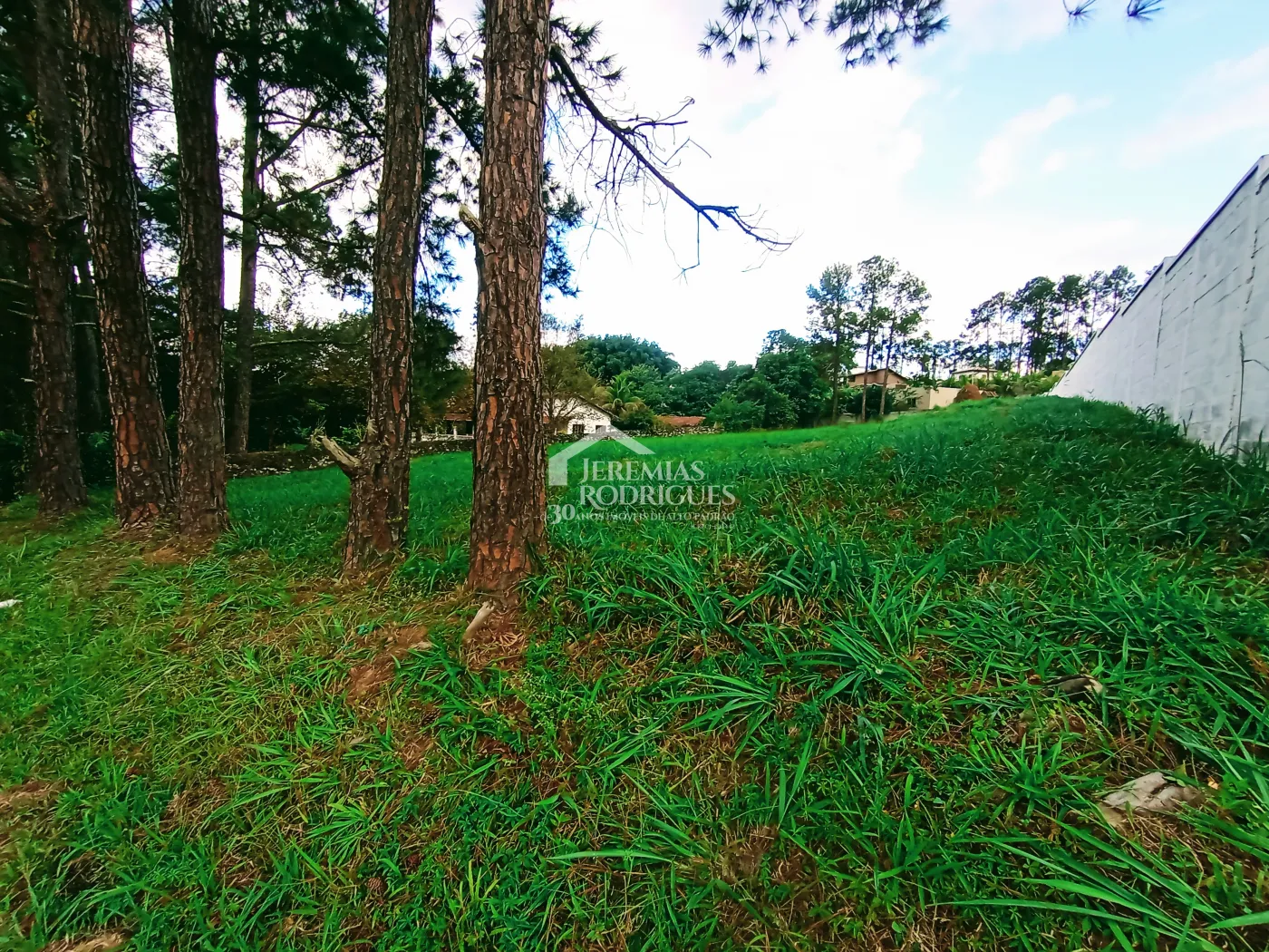 Terreno à venda com 2.293 m² no Condomínio Chácaras Cataguá em Taubaté/SP.
