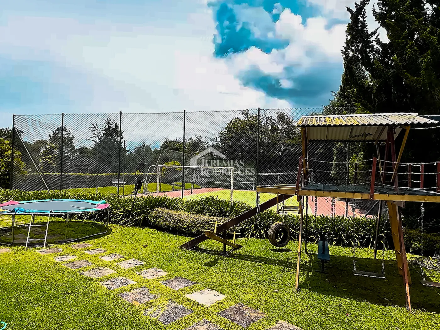 Casa à venda com 5 dormitórios no Condomínio Residencial Gran Ville em Campos do Jordão/SP.