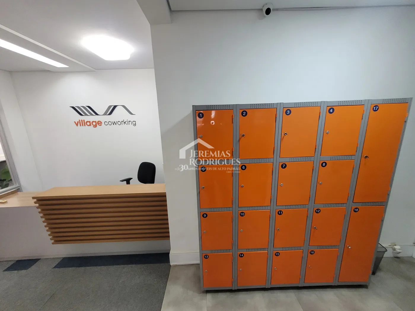 Três salas comerciais com 300 m² no Edifício Village Coworking em Pindamonhangaba/SP.