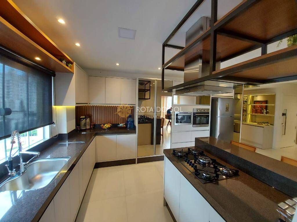 Comodoro apartamento mobiliado com 3 suítes e 2 vagas na Meia Praia Itapema SC