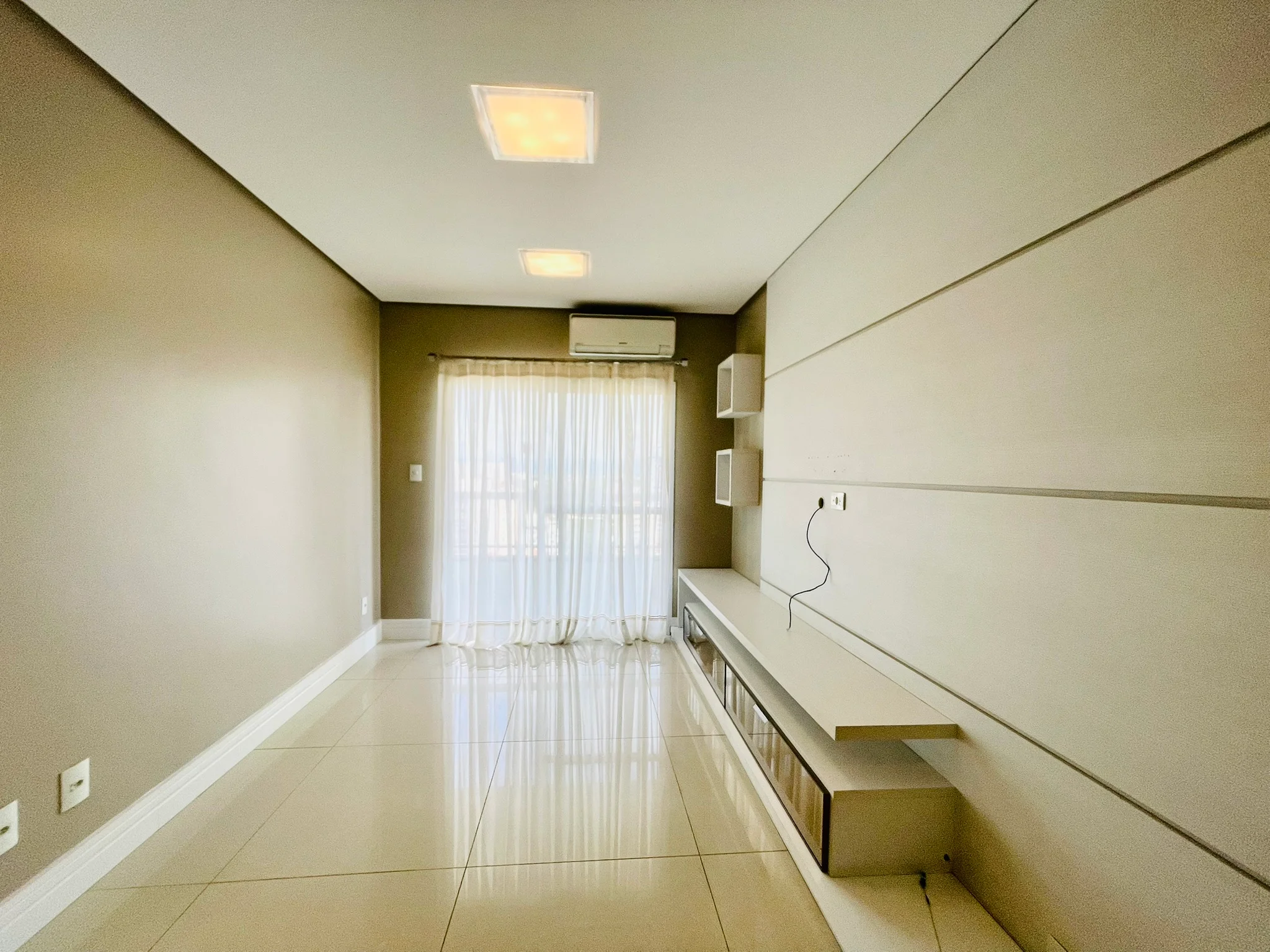 Cobertura duplex com 3 dormitórios no Condomínio Monte Castelo em  Taubaté/SP. 