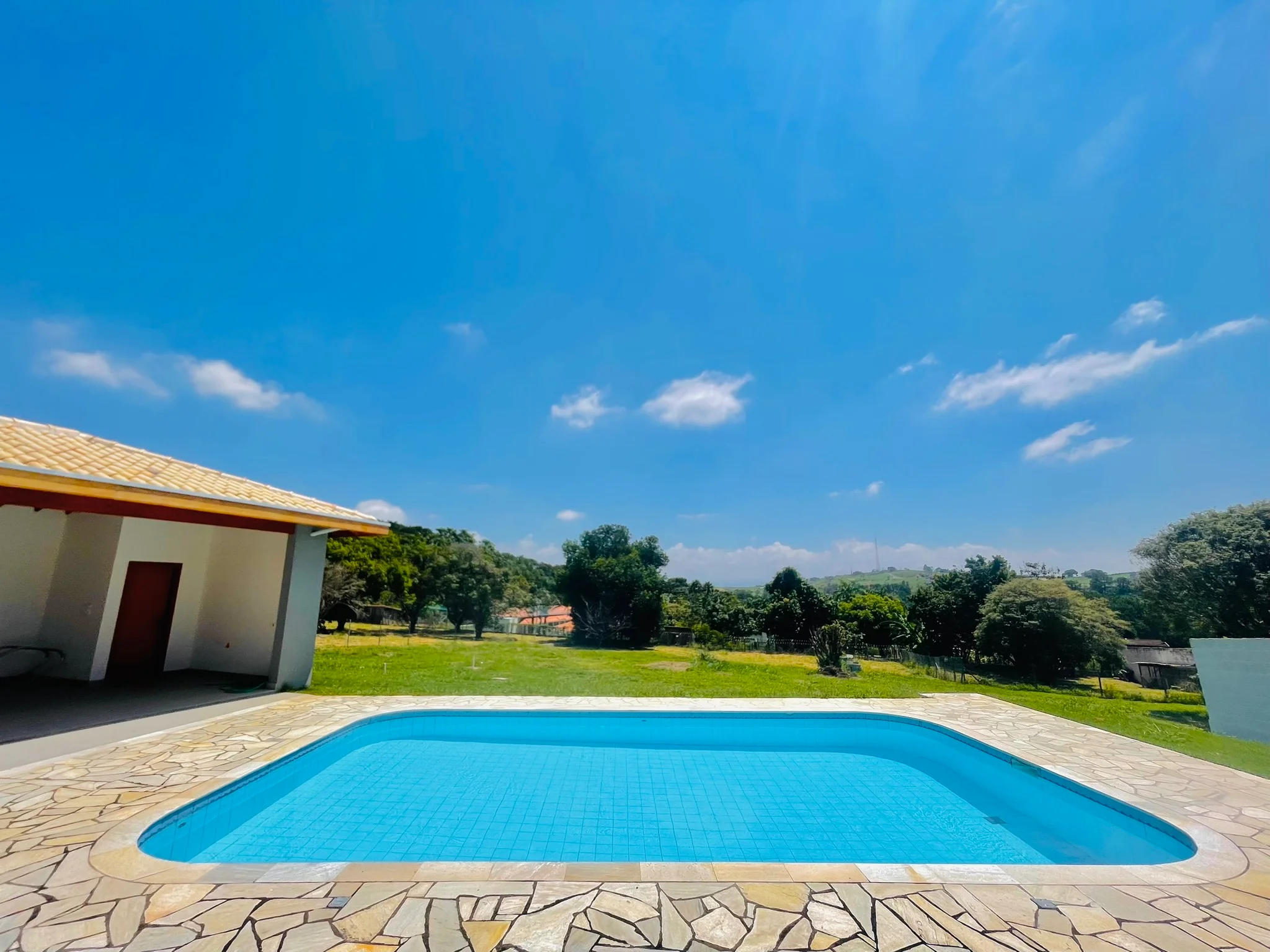 Casa à venda com 4 dormitórios no Condomínio Chácaras Cataguá em Taubaté/SP