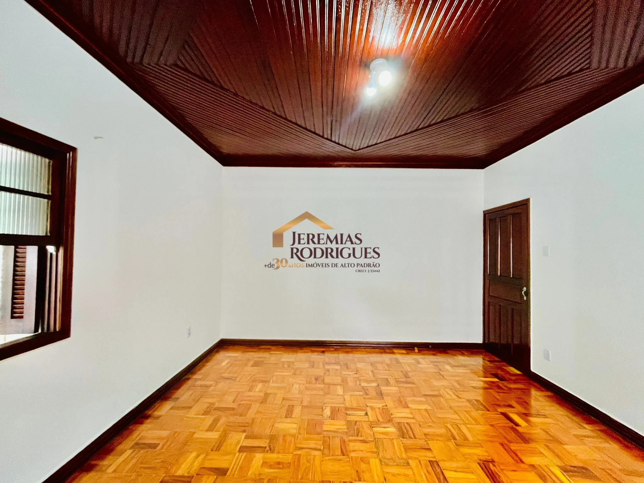 Casa para locação com estrutura para ponto comercial no Centro de Pindamonhangaba/SP. — foto 13