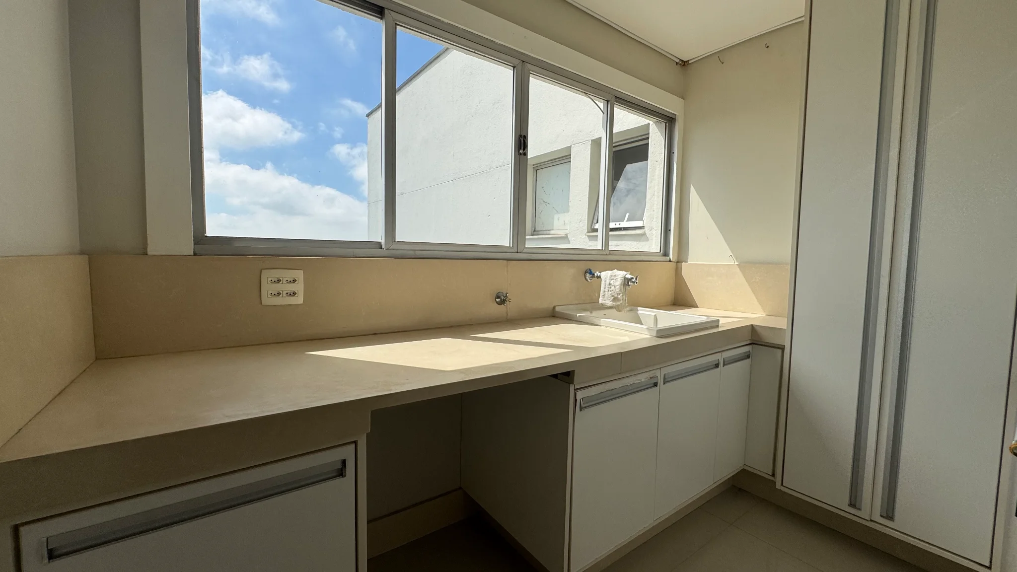 Apartamento à venda no Edifício Serra da Mantiqueira em Pindamonhangaba/SP. 