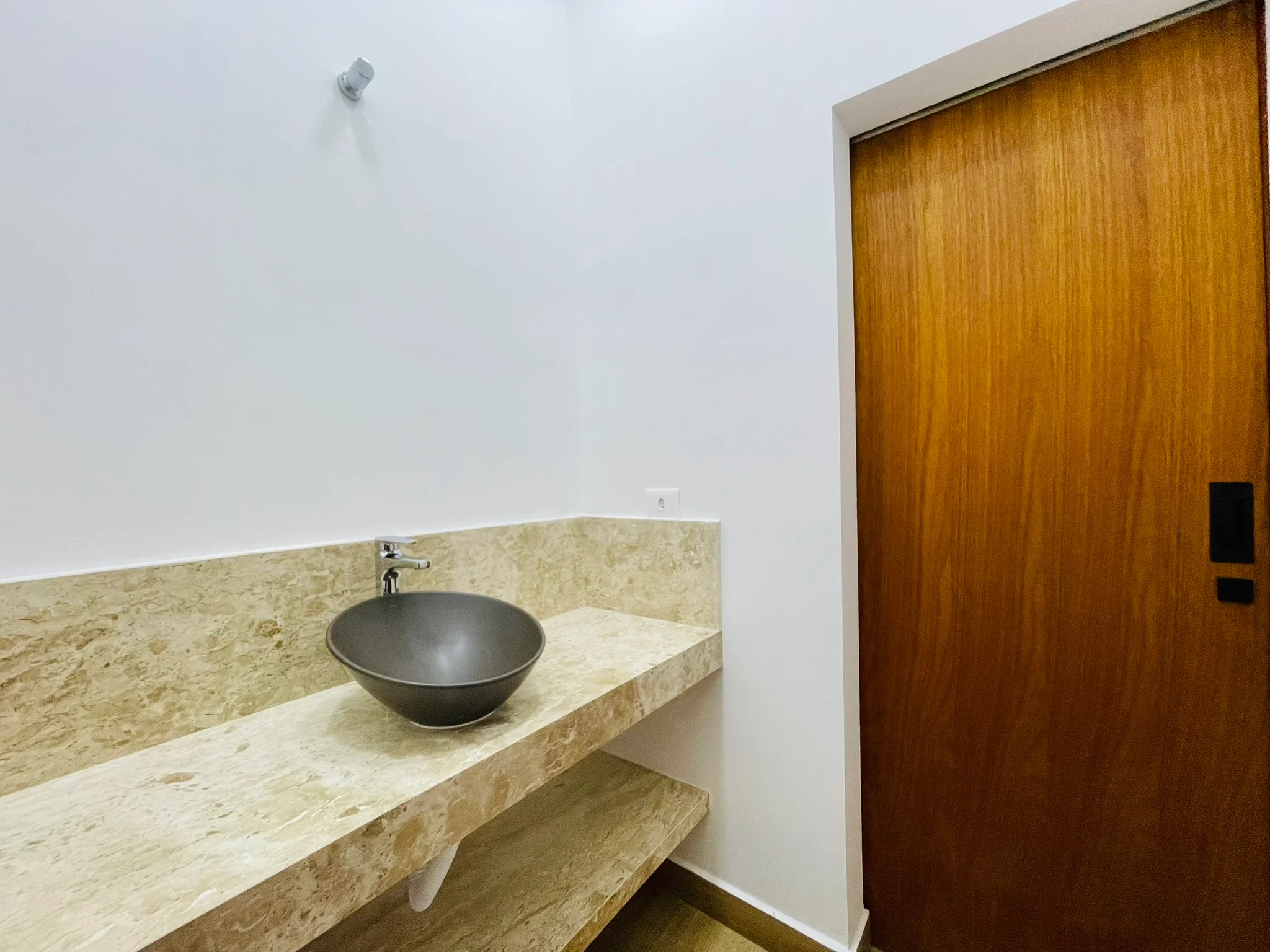 Casa à venda com 4 dormitórios no Condomínio Ouro Ville em Taubaté/SP.