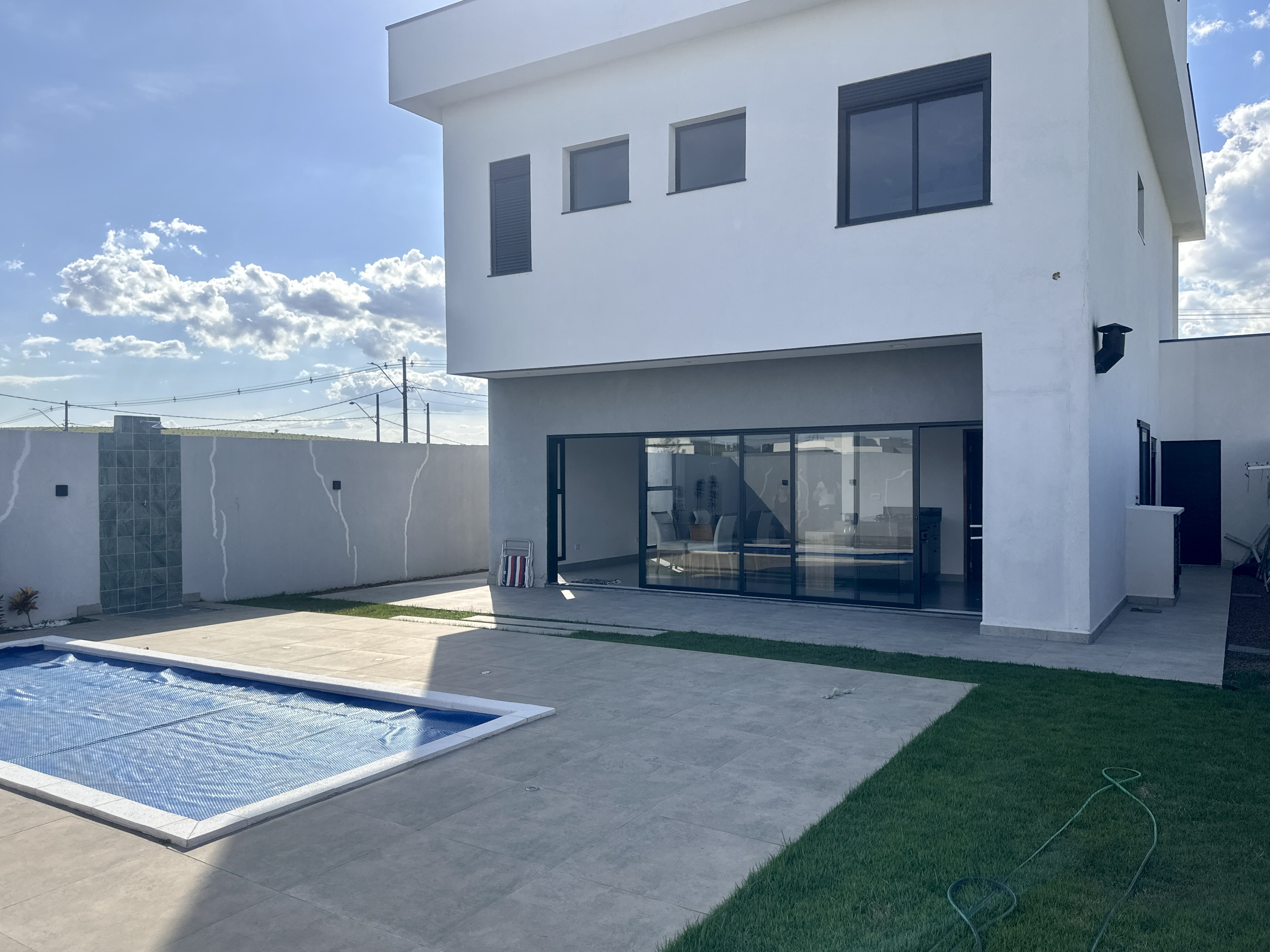 Casa à venda com 4 dormitórios no Condomínio Bella Vitta em Caçapava/SP.