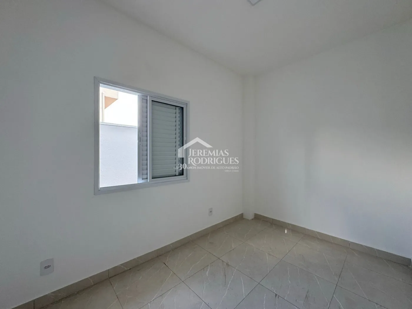 Casa à venda com 3 dormitórios no Condomínio Vila Romana em Pindamonhangaba/SP.