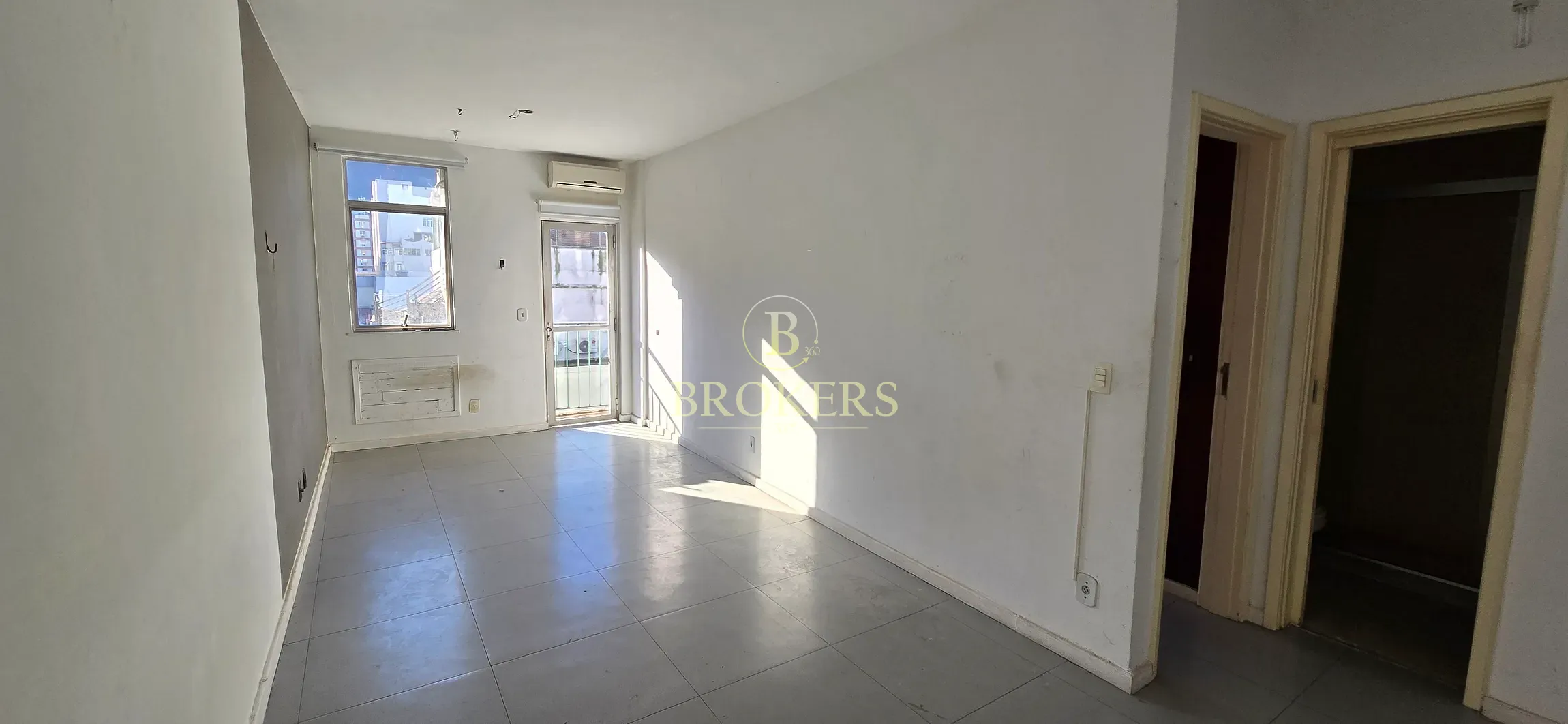 Apartamento quarto e sala a venda em Botafogo com Varanda, vista para o Cristo e Vaga de Garagem.