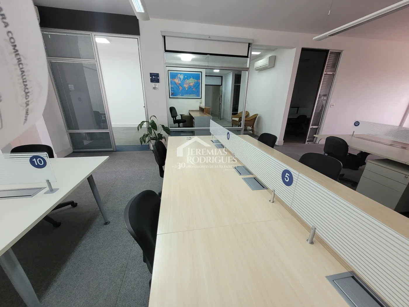 Três salas comerciais com 300 m² no Edifício Village Coworking em Pindamonhangaba/SP.