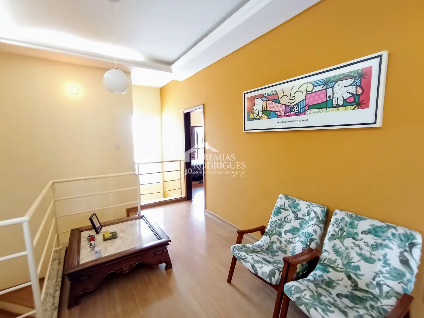 Casa assobradada à venda com 3 suítes no Condomínio Fortaleza em Taubaté/SP.