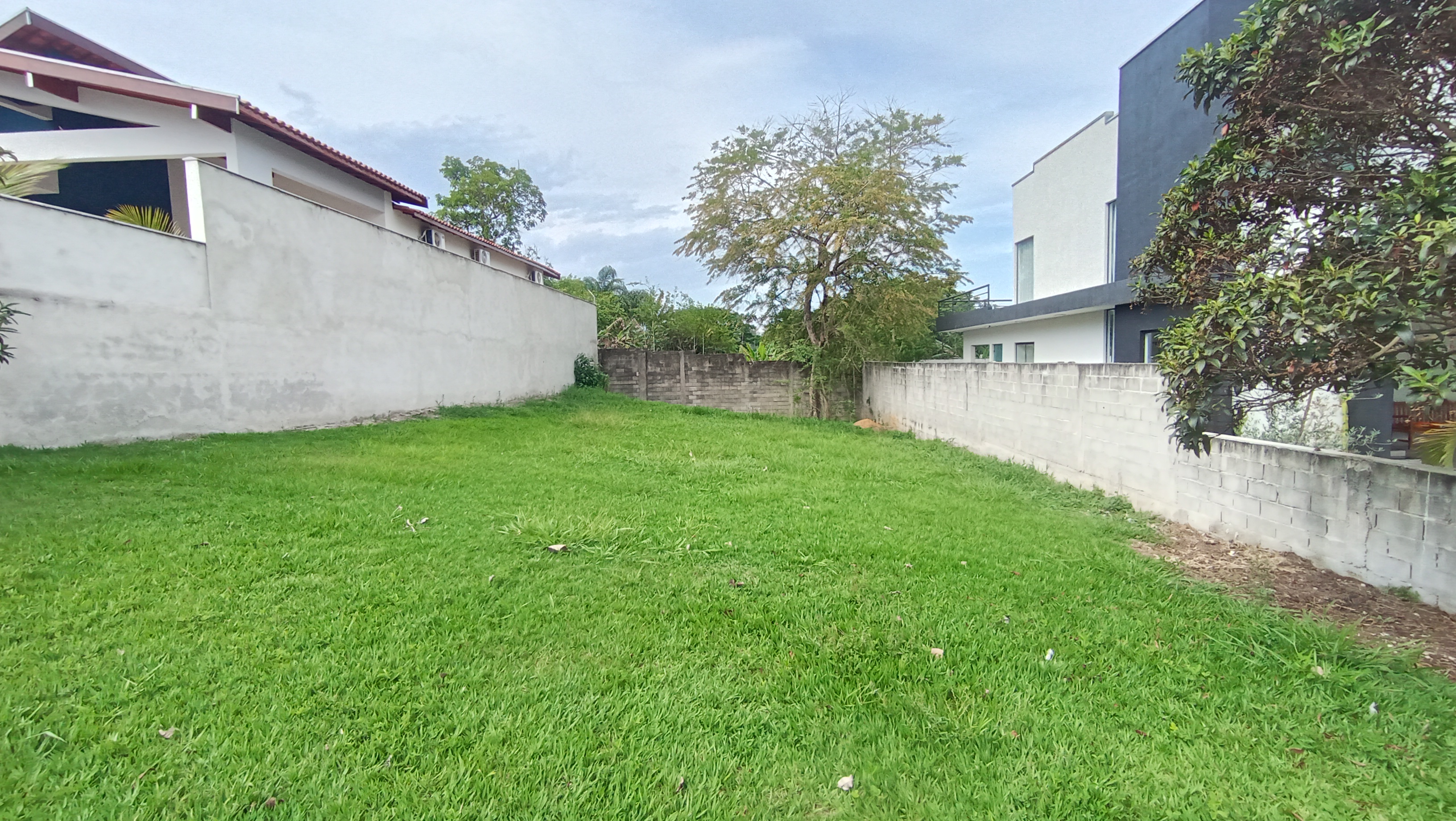 Terreno à venda com 407 m² no Condomínio Reserva dos Lagos e Pindamonhangaba/SP.