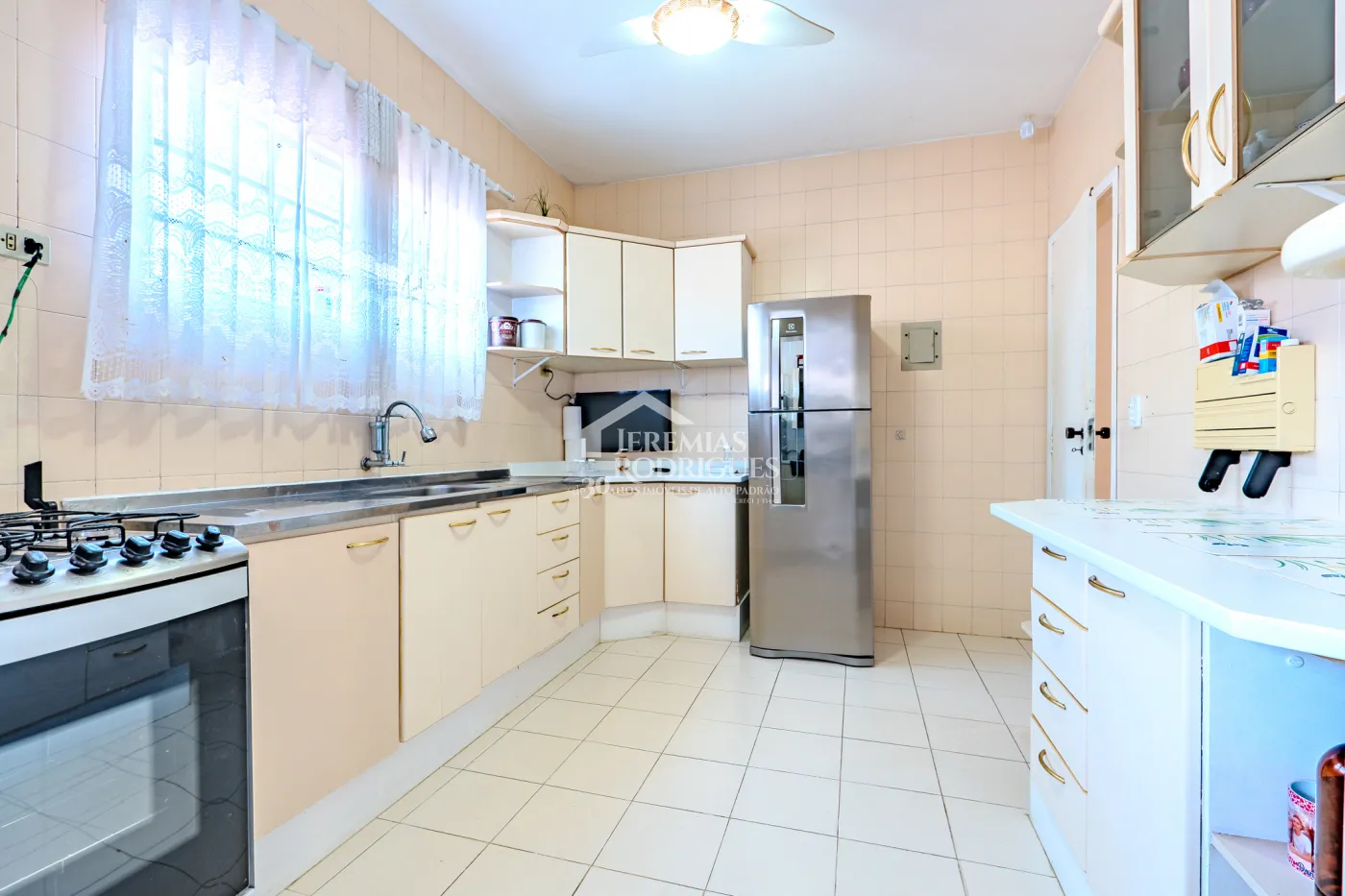 A Imobiliária Jeremias Rodrigues Imóveis de Alto Padrão disponibiliza para venda essa casa no Condomínio Morada do Visconde em Tremembé/SP.