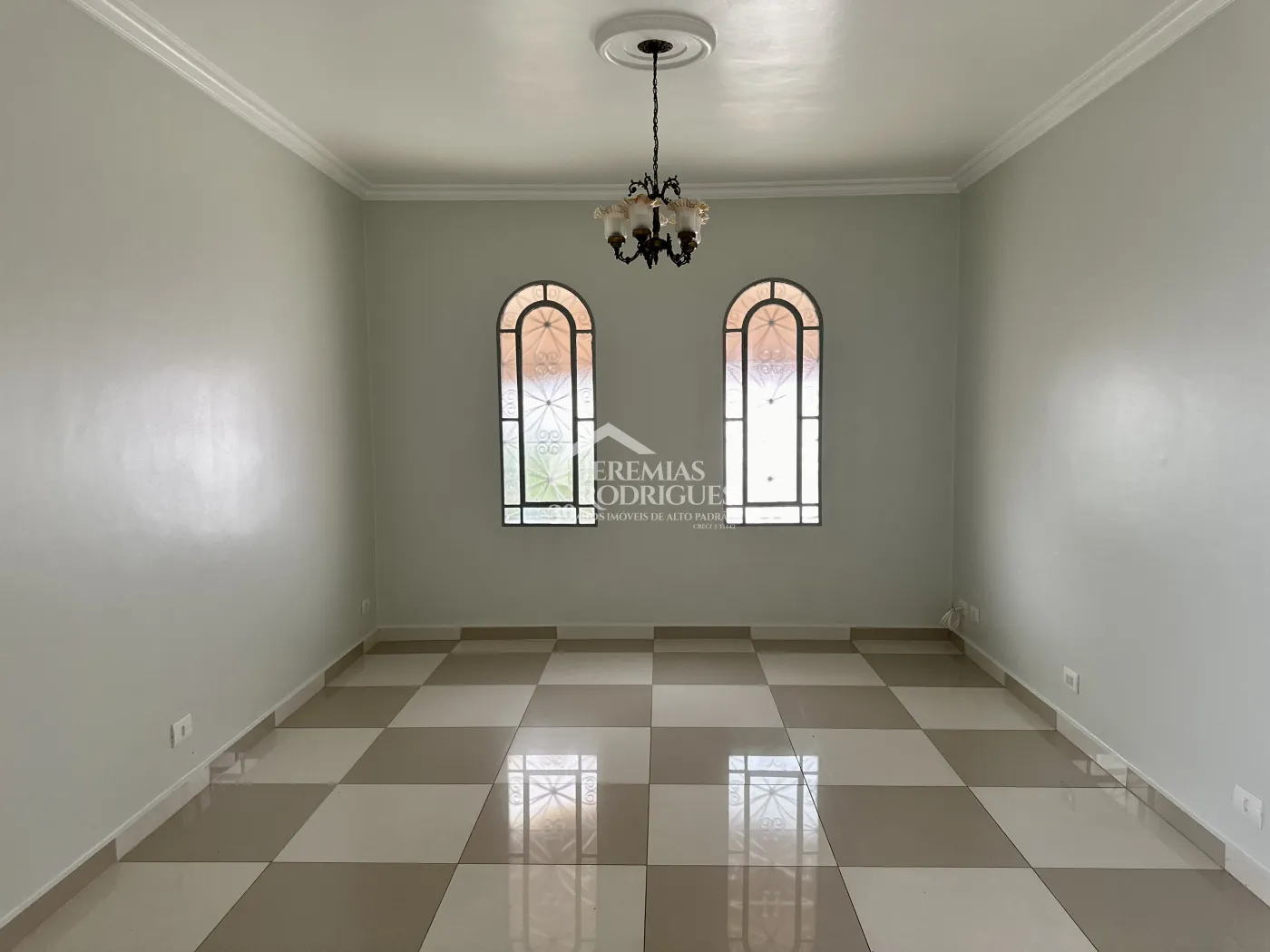 Casa para locação com 3 dormitórios no bairro Jardim Garcez em Taubaté/SP. 