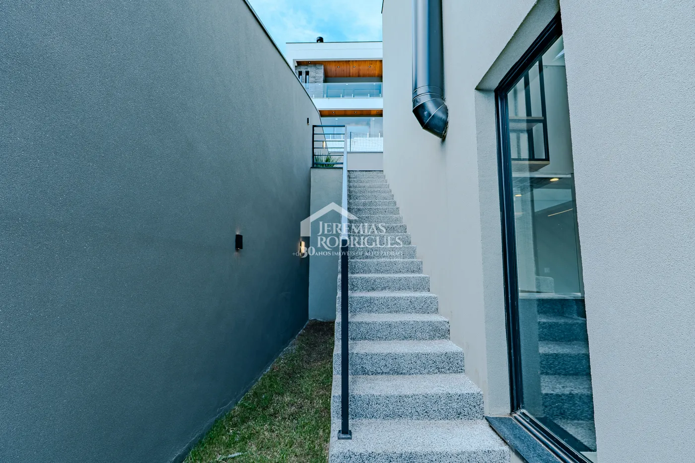 Casa à venda com 4 suítes no Condomínio Residencial Alphaville II em São José dos Campos/SP.