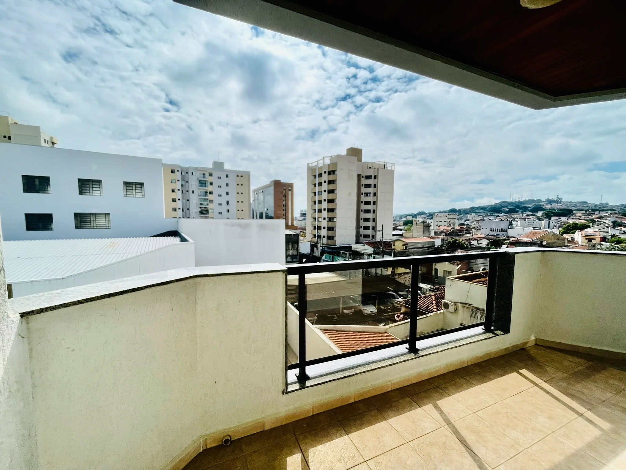 Apartamento para venda com 5 dormitórios no Edifício Olimpia em Taubaté/SP. 