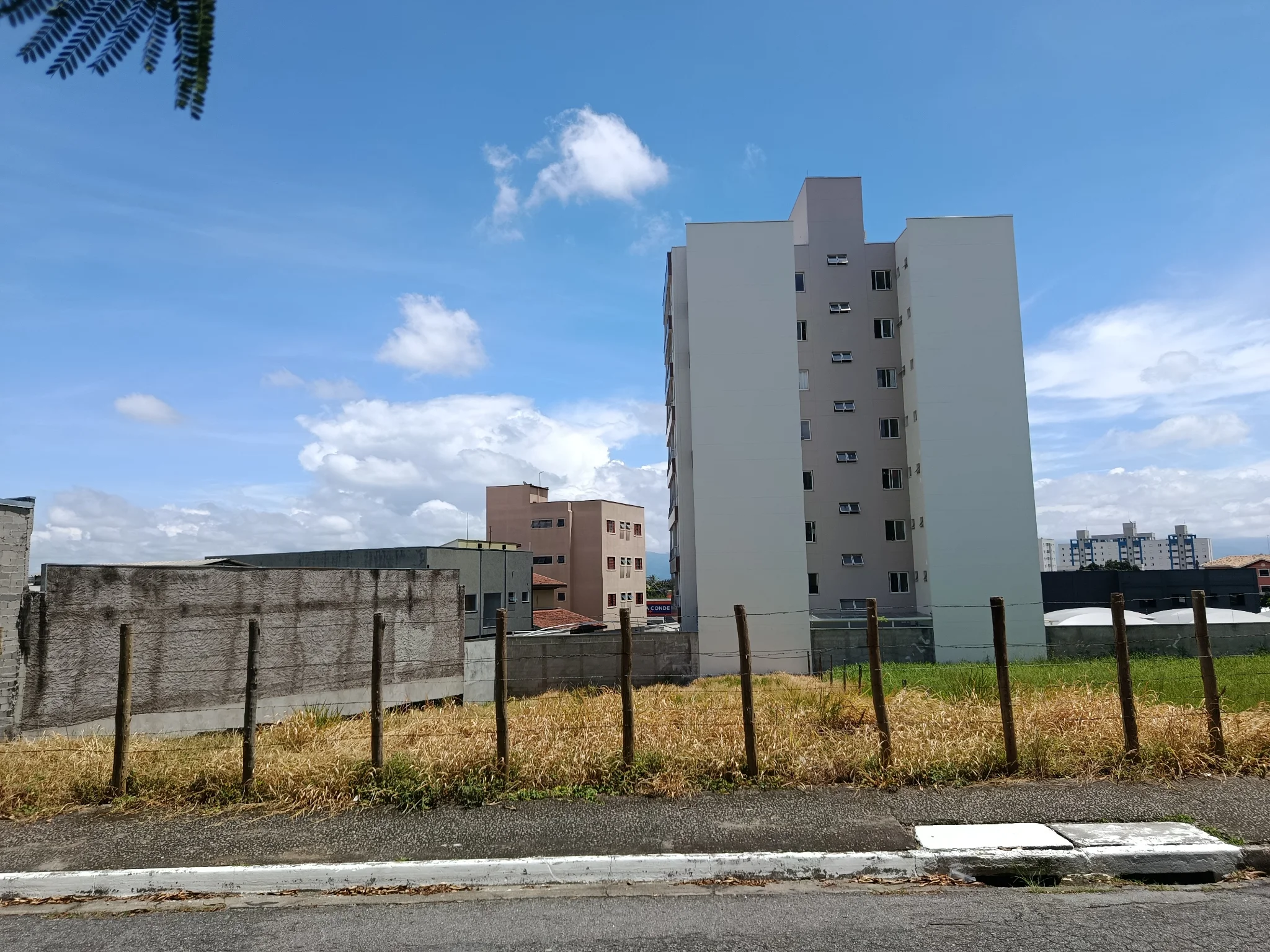 Área à venda com 1.600 m² no bairro Granja Daniel em Taubaté/SP. 
