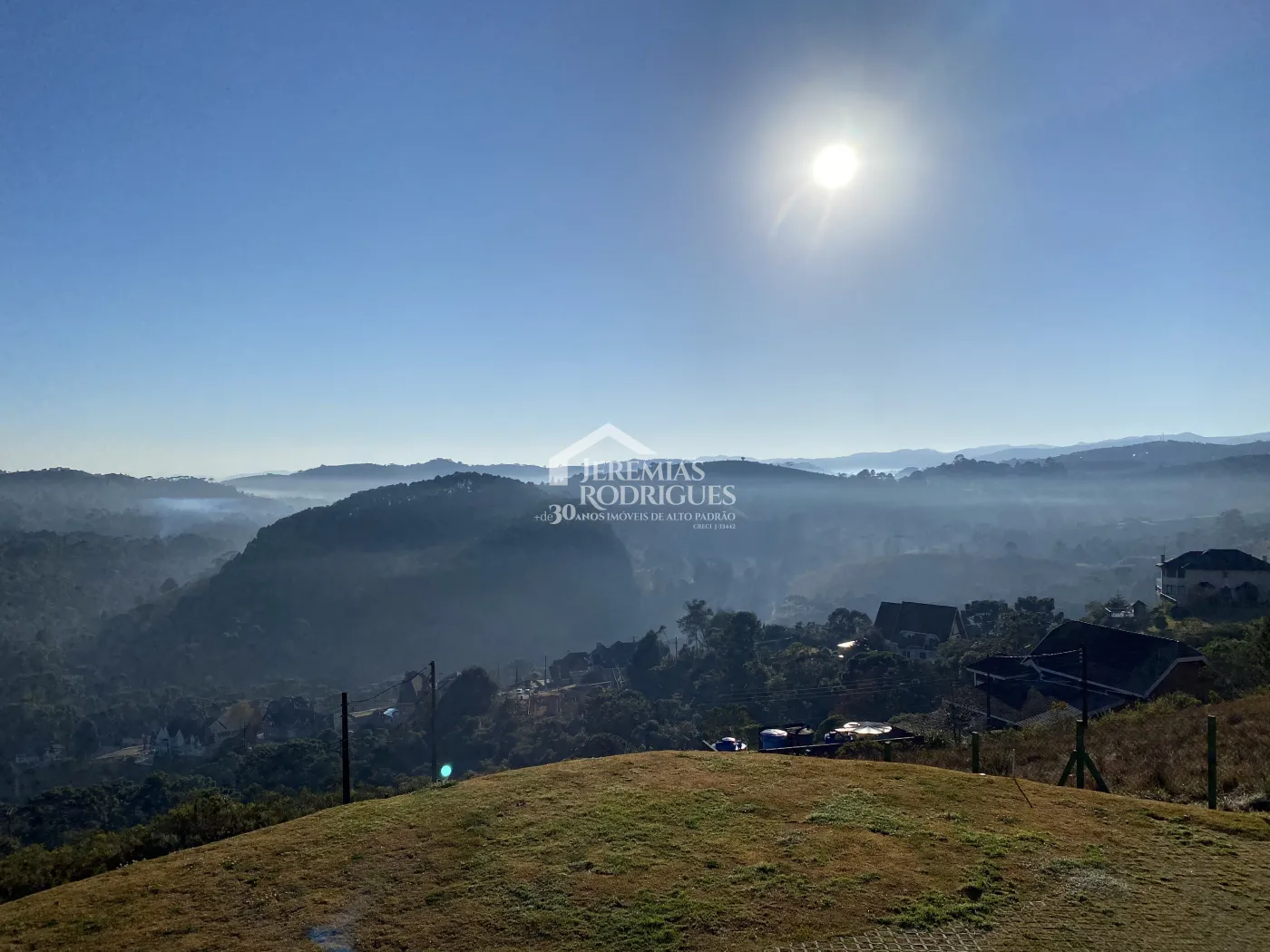 Casa à venda com 4 suítes no Condomínio Jardim Monte Belo em Campos do Jordão/SP.