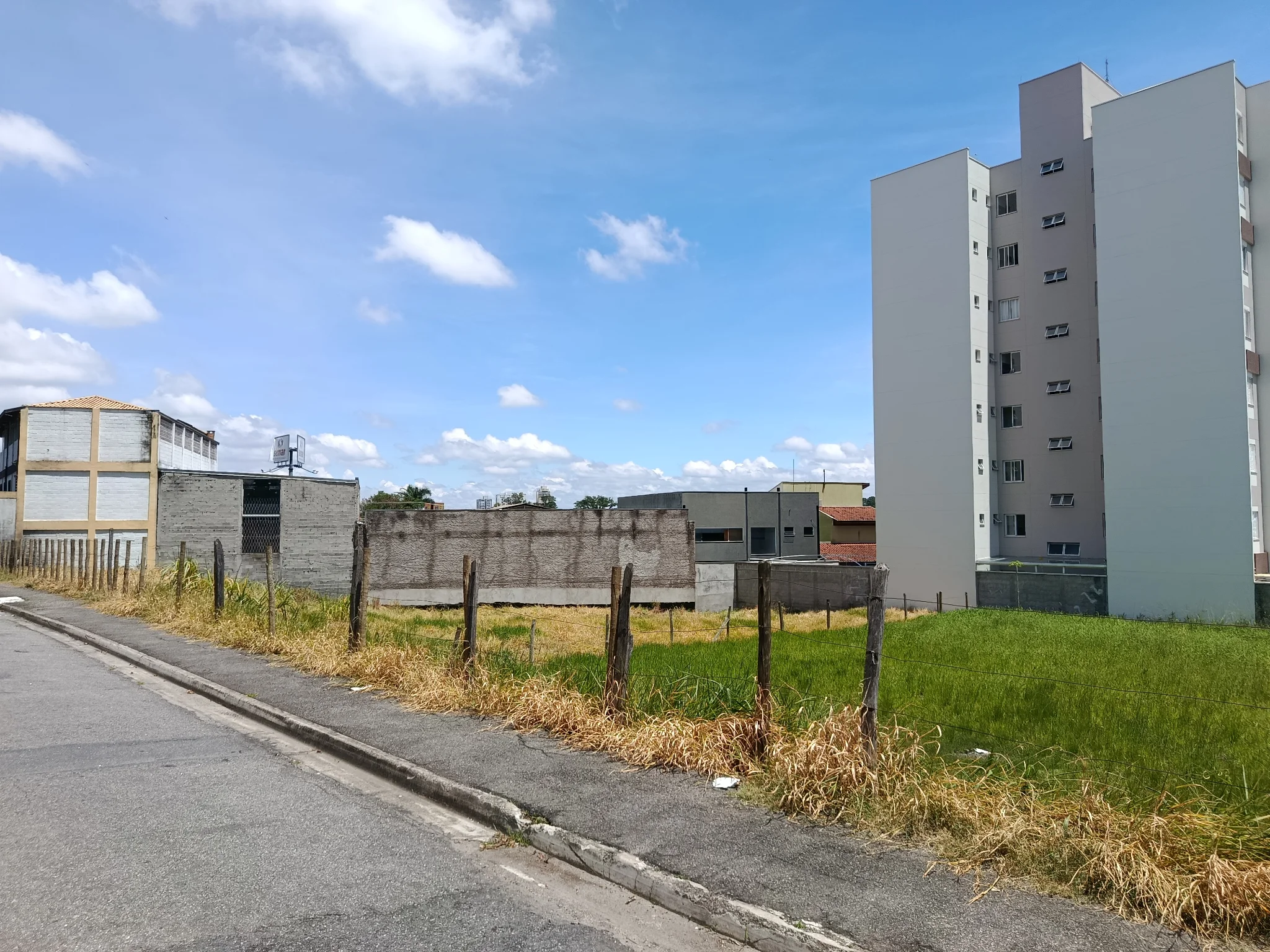 Área à venda com 1.600 m² no bairro Granja Daniel em Taubaté/SP. 