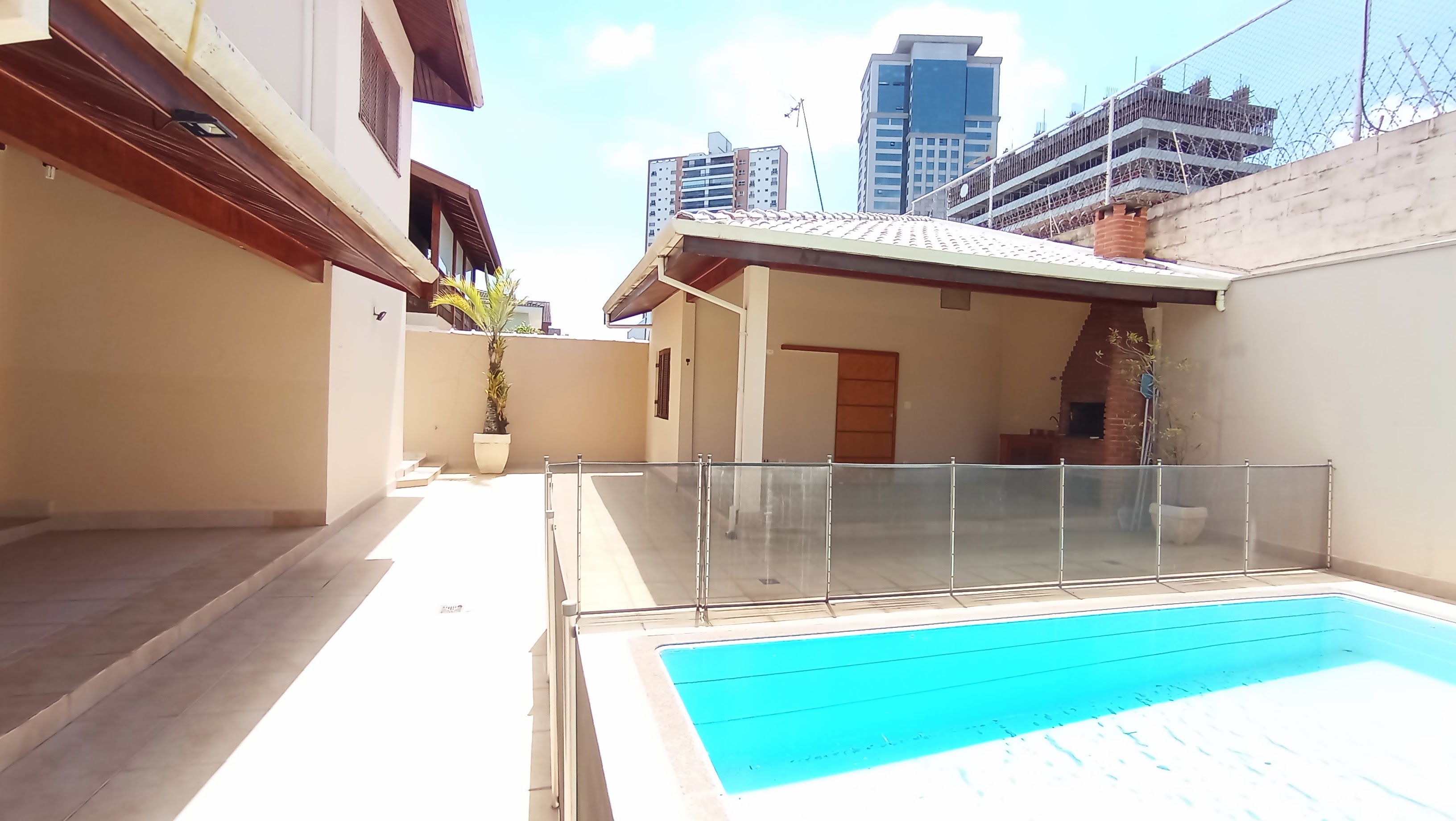 Casa à venda com 3 dormitórios no Condomínio Taubaté Village em Taubaté/SP.