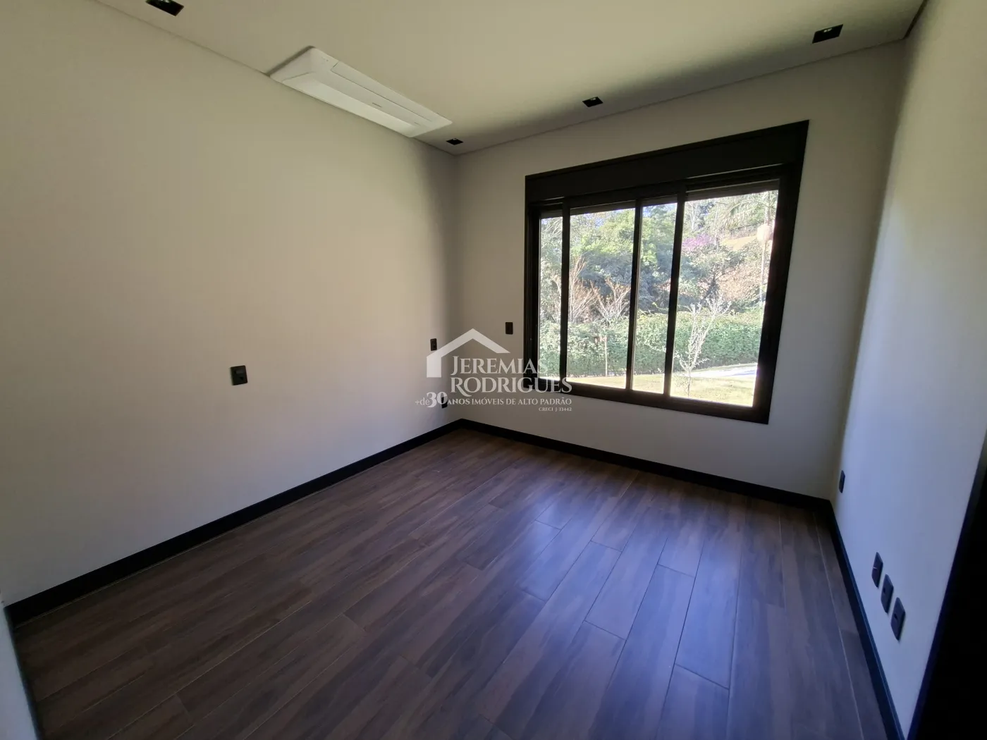 Casa à venda com 4 dormitórios, no Condomínio Parque da Mantiqueira em Santo Antônio do Pinhal/SP.