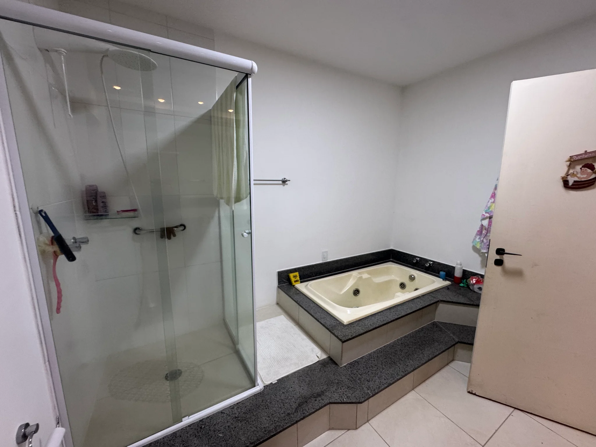 Casa à venda com 5 dormitórios no Condomínio Villlage Paineiras em Pindamonhangaba/SP. 