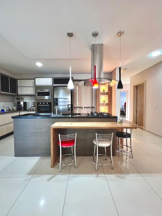 CASA COM PISCINA NO BAIRRO AMIZADE