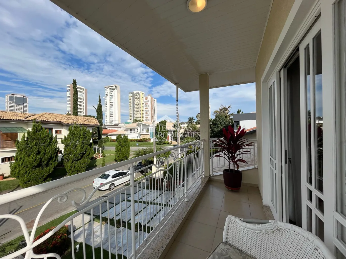 Casa à venda com 4 suítes no Condomínio Taubaté Village em Taubaté/SP.