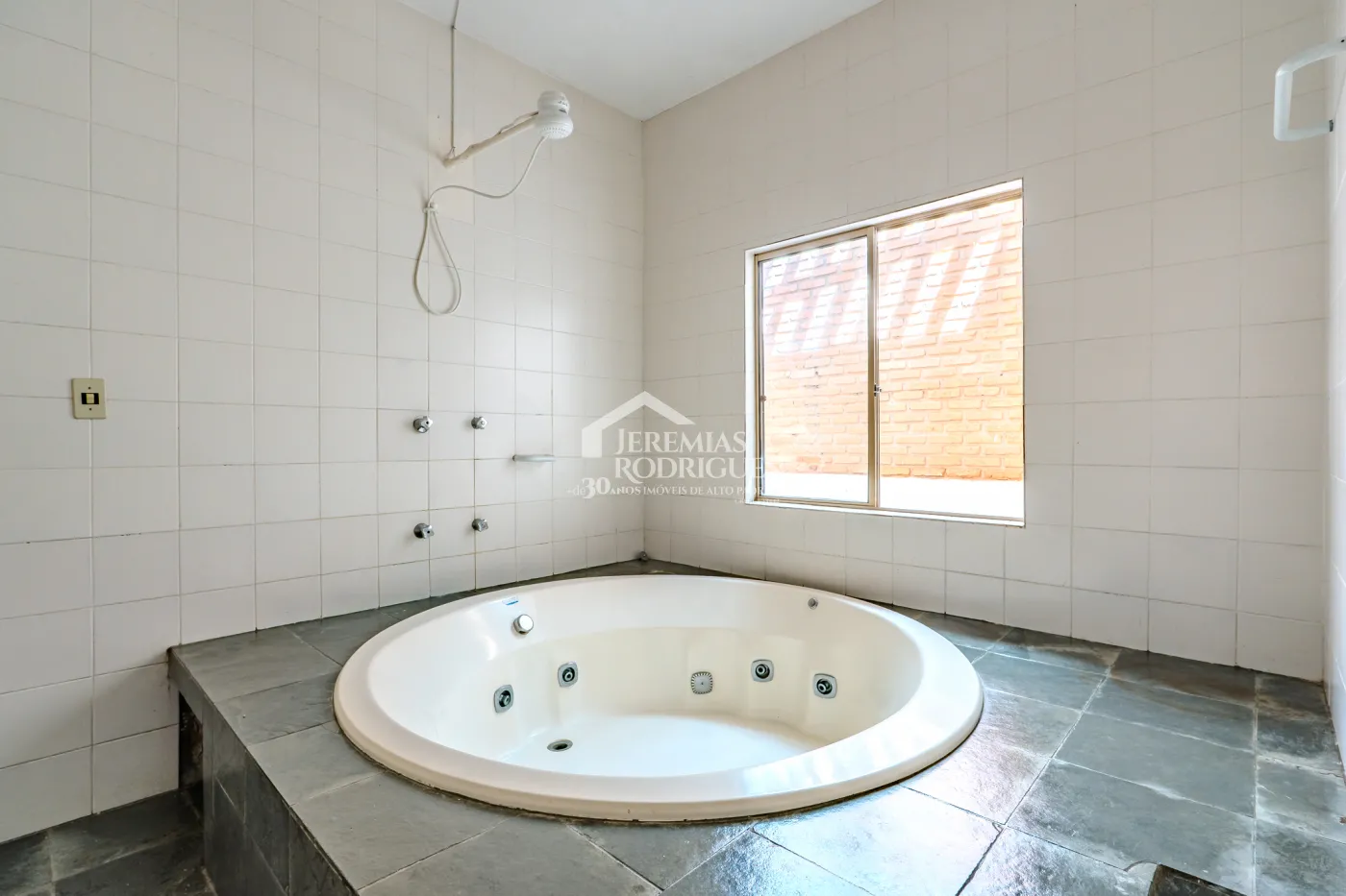 A Imobiliária Jeremias Rodrigues Imóveis de Alto Padrão disponibiliza para venda essa casa no Condomínio Morada do Visconde em Tremembé/SP.