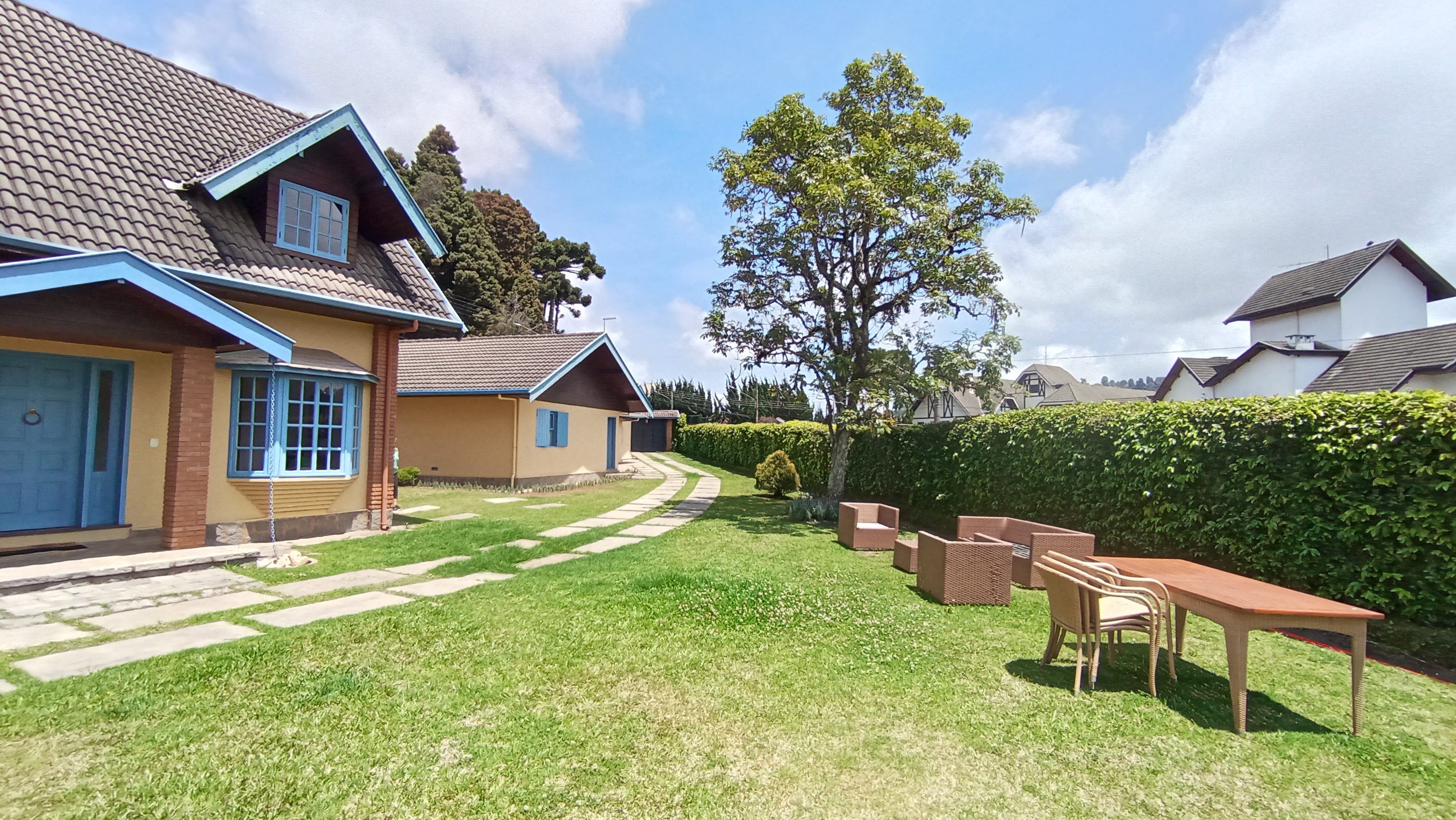Casa à venda com 5 dormitórios no Capivari em Campos do Jordão/SP.