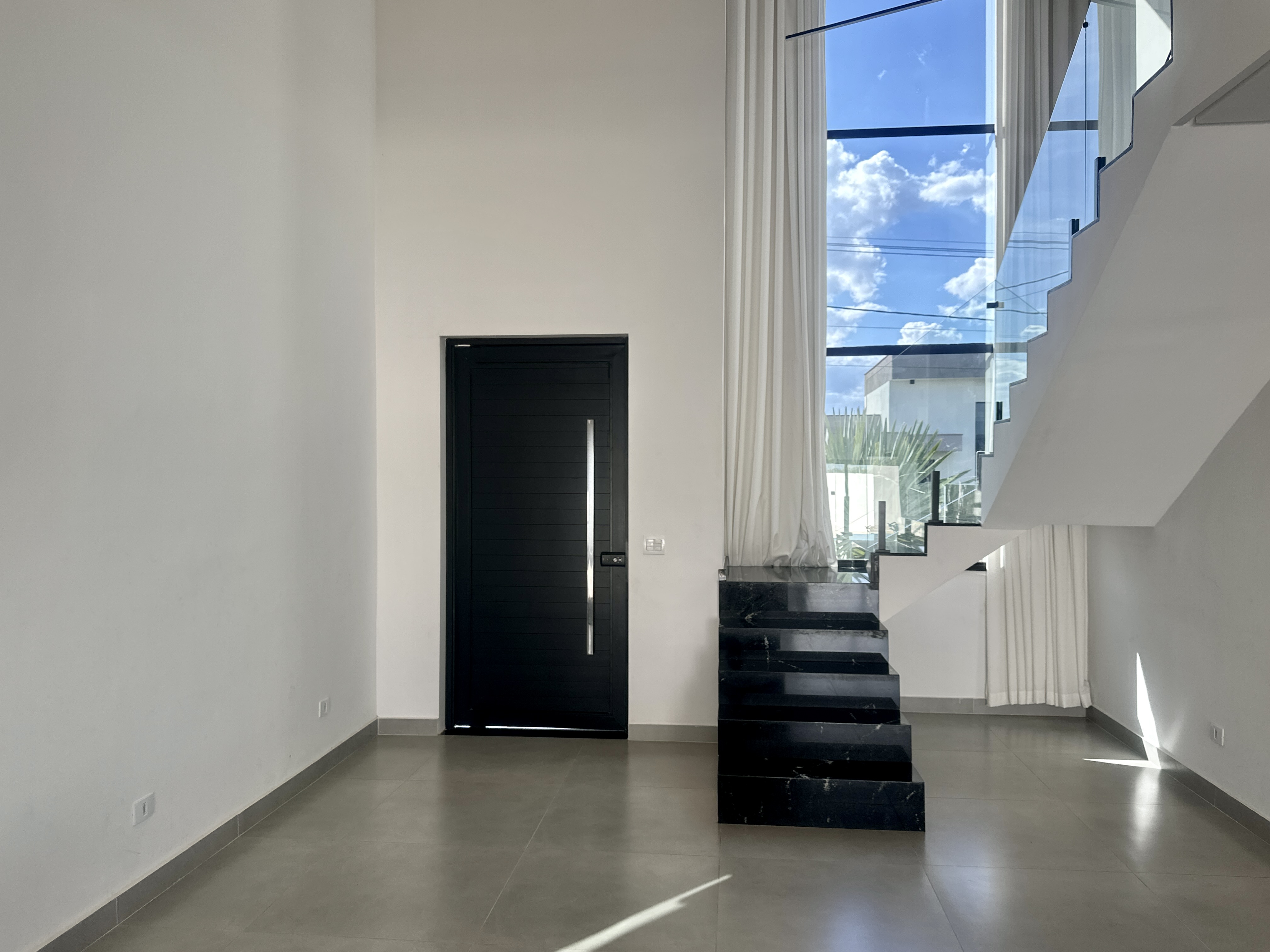 Casa à venda com 4 dormitórios no Condomínio Bella Vitta em Caçapava/SP.