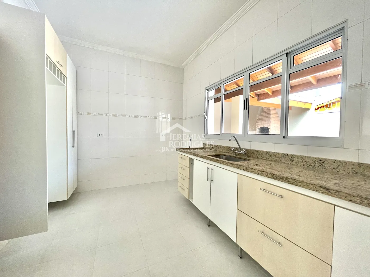 Casa para locação com 3 suítes no Condomínio Campos do Conde III em Tremembé/SP. 