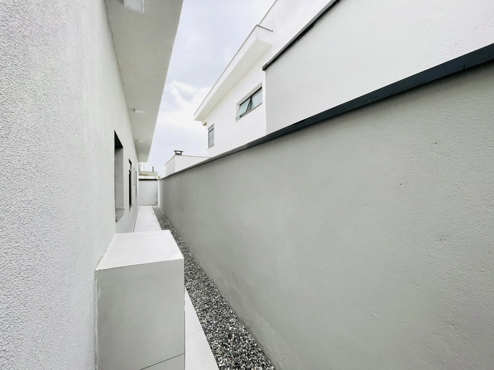 Casa à venda com 4 dormitórios no Condomínio Ouro Ville em Taubaté/SP.